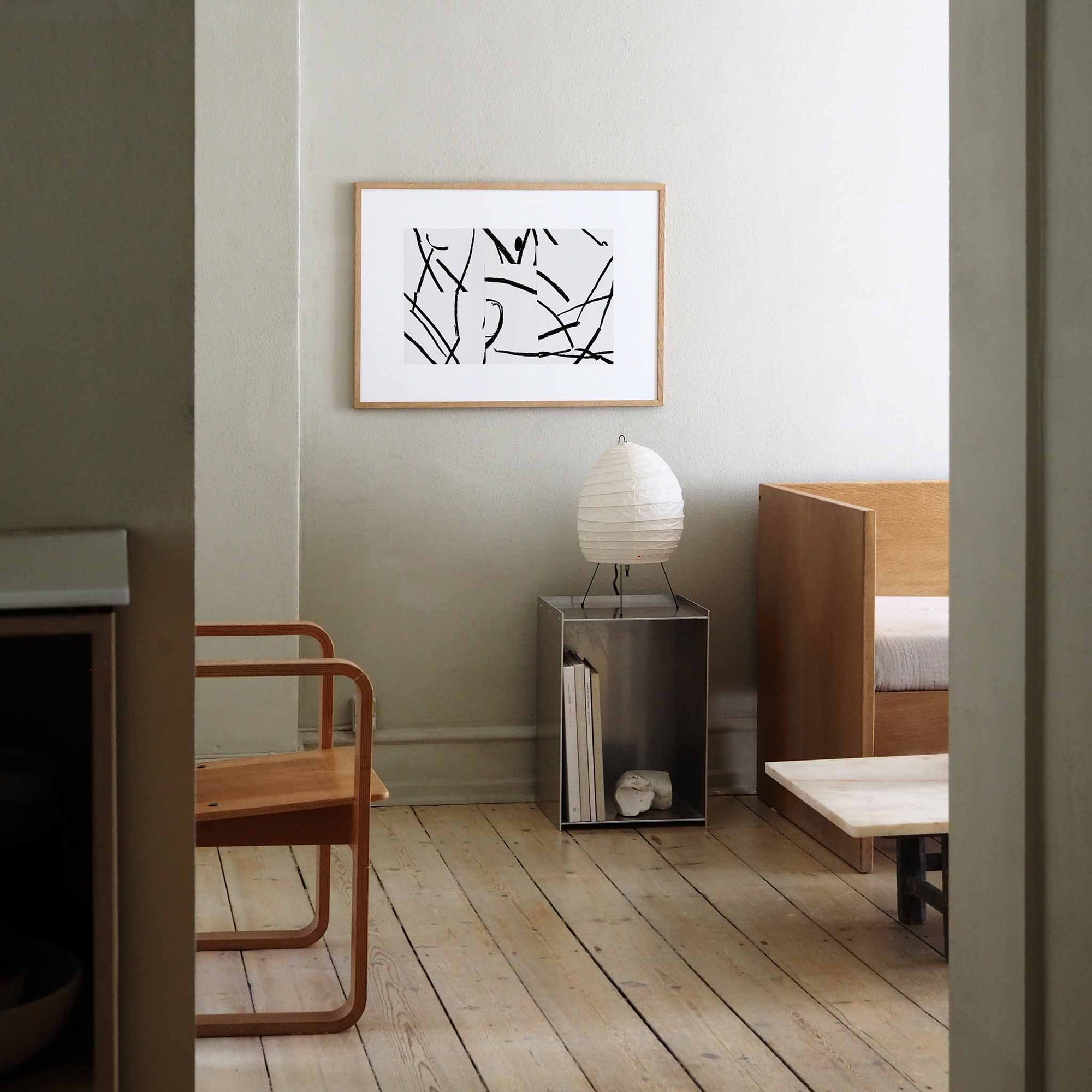 Atelier Cph（アトリエ・シーピーエイチ）は、デンマーク・コペンハーゲンを拠点とするデザインスタジオ兼アートブランドです。ミニマルで構築的なビジュアルを特徴とし、抽象アートやコラージュを中心としたアートポスターを多数手がけています。北欧デザインらしい洗練された感性とバランスの取れた構成美が魅力で、リビング、寝室、書斎、オフィスなど、あらゆる空間に調和と静けさをもたらします。幾何学的なモチーフを用いたアートは、ギャラリーウォールやモダンインテリアのアクセントにも最適。高品質な紙と印刷による仕上がりで、インテリアとしての完成度も高く評価されています。北欧アートポスター、現代アート、ミニマルデザイン、韓国インテリアなど、幅広いスタイルにマッチするスタイリッシュなアートを探している方におすすめです。