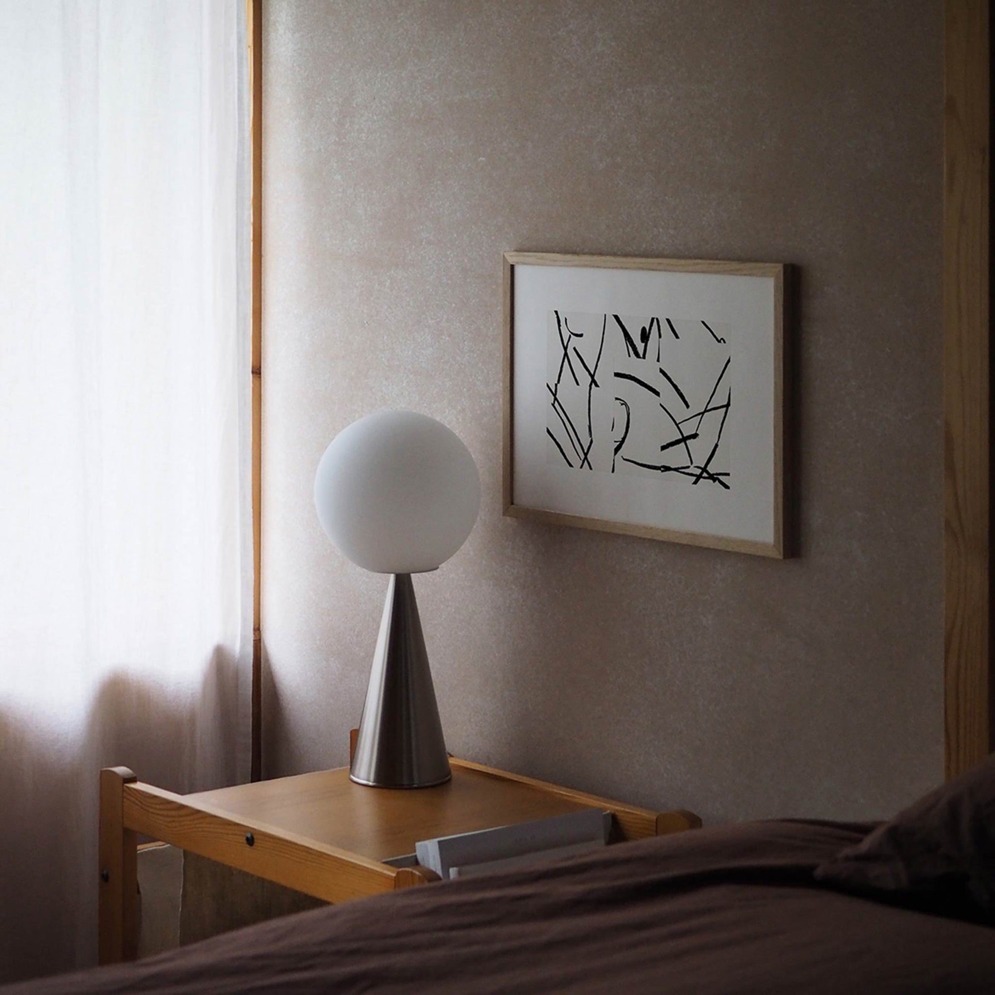 Atelier Cph（アトリエ・シーピーエイチ）は、デンマーク・コペンハーゲンを拠点とするデザインスタジオ兼アートブランドです。ミニマルで構築的なビジュアルを特徴とし、抽象アートやコラージュを中心としたアートポスターを多数手がけています。北欧デザインらしい洗練された感性とバランスの取れた構成美が魅力で、リビング、寝室、書斎、オフィスなど、あらゆる空間に調和と静けさをもたらします。幾何学的なモチーフを用いたアートは、ギャラリーウォールやモダンインテリアのアクセントにも最適。高品質な紙と印刷による仕上がりで、インテリアとしての完成度も高く評価されています。北欧アートポスター、現代アート、ミニマルデザイン、韓国インテリアなど、幅広いスタイルにマッチするスタイリッシュなアートを探している方におすすめです。