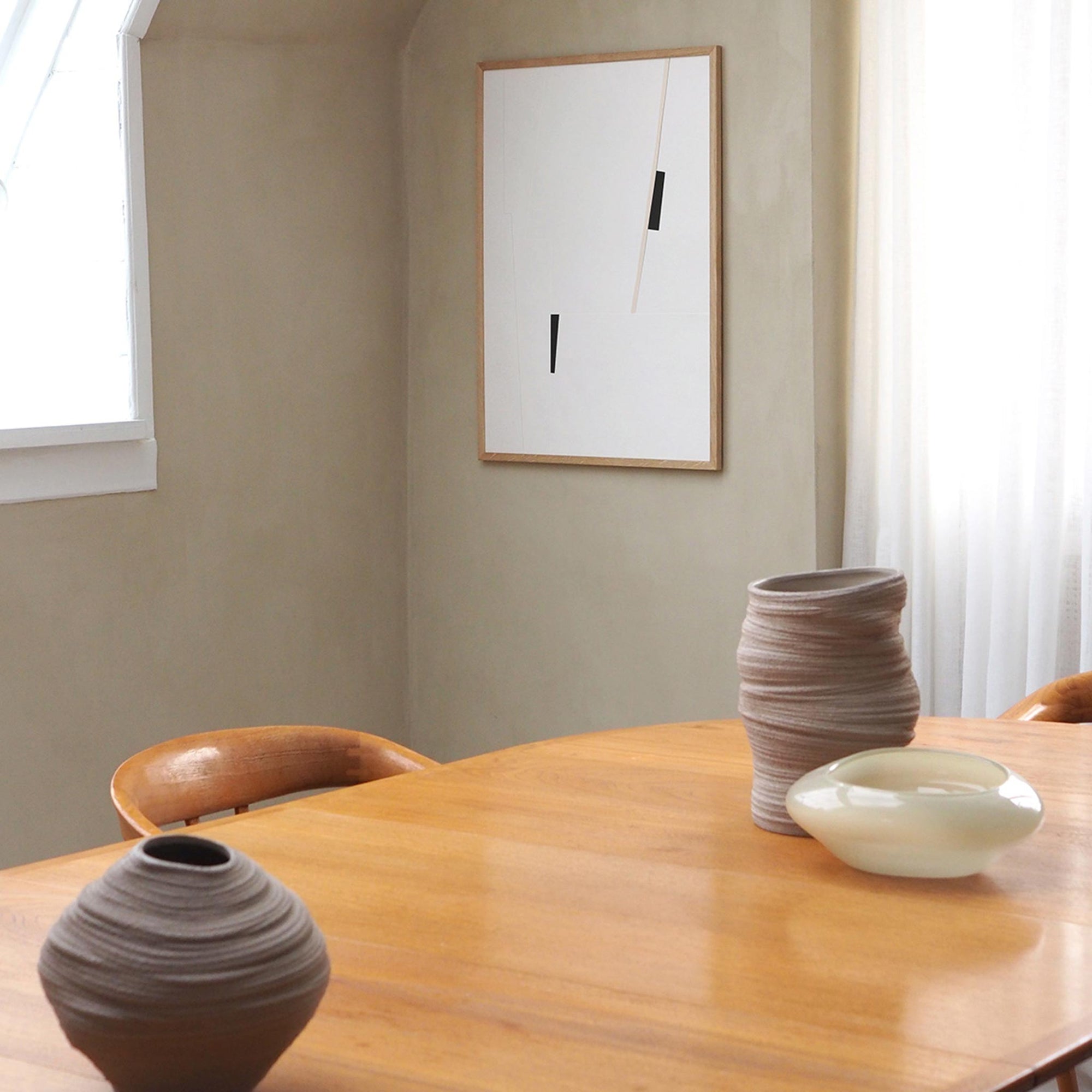 Atelier Cph（アトリエ・シーピーエイチ）は、デンマーク・コペンハーゲンを拠点とするデザインスタジオ兼アートブランドです。ミニマルで構築的なビジュアルを特徴とし、抽象アートやコラージュを中心としたアートポスターを多数手がけています。北欧デザインらしい洗練された感性とバランスの取れた構成美が魅力で、リビング、寝室、書斎、オフィスなど、あらゆる空間に調和と静けさをもたらします。幾何学的なモチーフを用いたアートは、ギャラリーウォールやモダンインテリアのアクセントにも最適。高品質な紙と印刷による仕上がりで、インテリアとしての完成度も高く評価されています。北欧アートポスター、現代アート、ミニマルデザイン、韓国インテリアなど、幅広いスタイルにマッチするスタイリッシュなアートを探している方におすすめです。