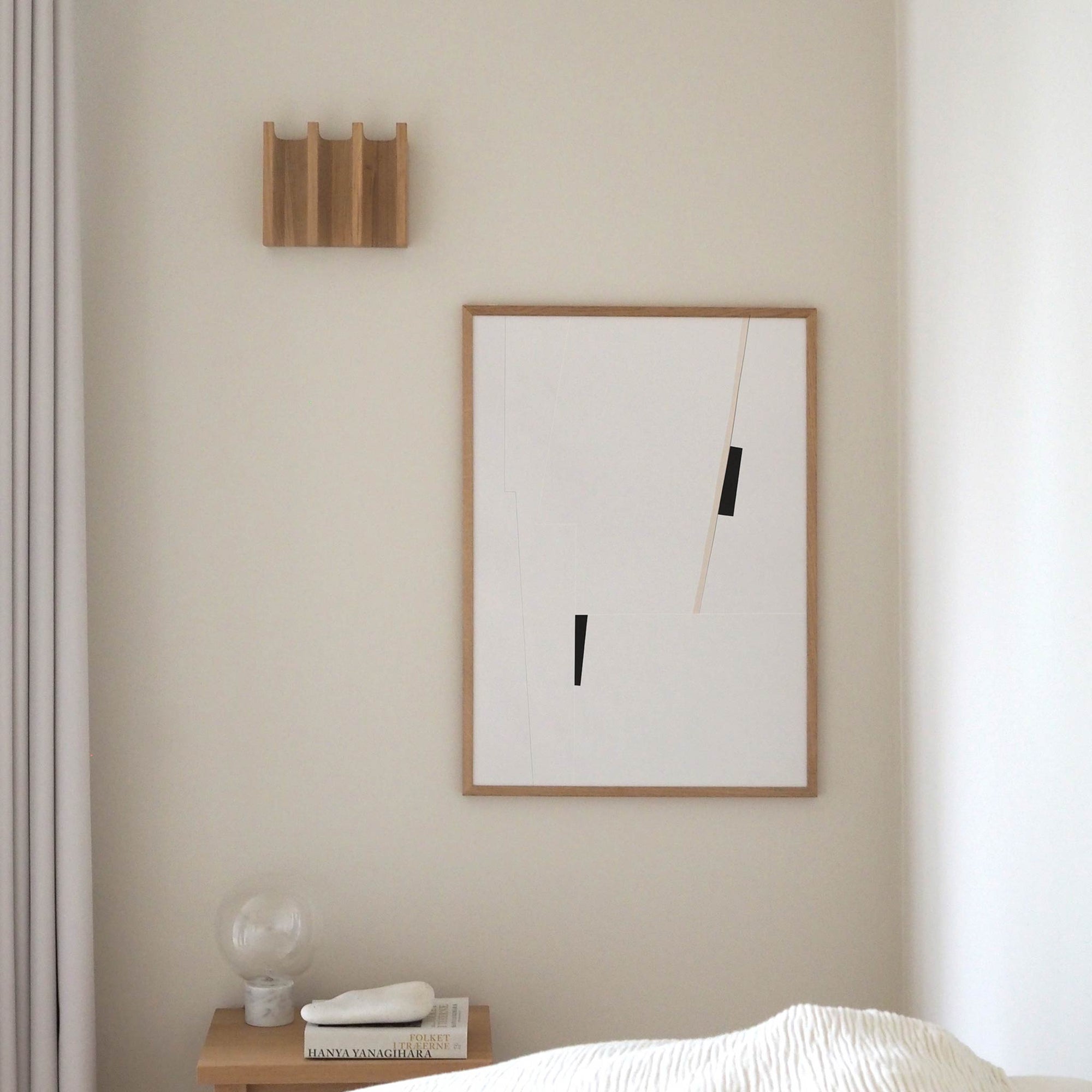 Atelier Cph（アトリエ・シーピーエイチ）は、デンマーク・コペンハーゲンを拠点とするデザインスタジオ兼アートブランドです。ミニマルで構築的なビジュアルを特徴とし、抽象アートやコラージュを中心としたアートポスターを多数手がけています。北欧デザインらしい洗練された感性とバランスの取れた構成美が魅力で、リビング、寝室、書斎、オフィスなど、あらゆる空間に調和と静けさをもたらします。幾何学的なモチーフを用いたアートは、ギャラリーウォールやモダンインテリアのアクセントにも最適。高品質な紙と印刷による仕上がりで、インテリアとしての完成度も高く評価されています。北欧アートポスター、現代アート、ミニマルデザイン、韓国インテリアなど、幅広いスタイルにマッチするスタイリッシュなアートを探している方におすすめです。