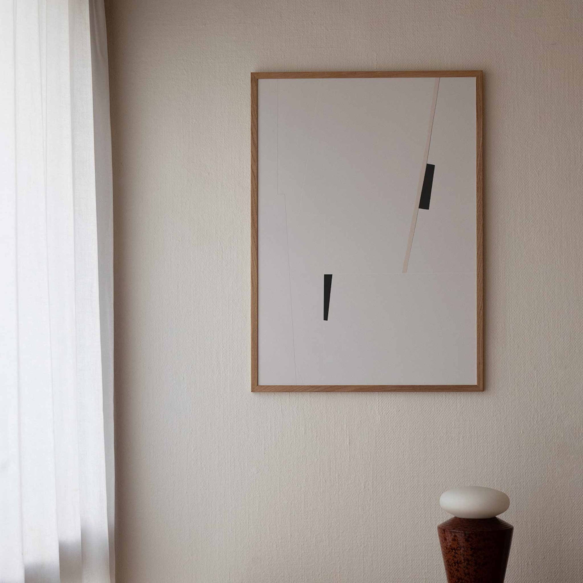 Atelier Cph（アトリエ・シーピーエイチ）は、デンマーク・コペンハーゲンを拠点とするデザインスタジオ兼アートブランドです。ミニマルで構築的なビジュアルを特徴とし、抽象アートやコラージュを中心としたアートポスターを多数手がけています。北欧デザインらしい洗練された感性とバランスの取れた構成美が魅力で、リビング、寝室、書斎、オフィスなど、あらゆる空間に調和と静けさをもたらします。幾何学的なモチーフを用いたアートは、ギャラリーウォールやモダンインテリアのアクセントにも最適。高品質な紙と印刷による仕上がりで、インテリアとしての完成度も高く評価されています。北欧アートポスター、現代アート、ミニマルデザイン、韓国インテリアなど、幅広いスタイルにマッチするスタイリッシュなアートを探している方におすすめです。