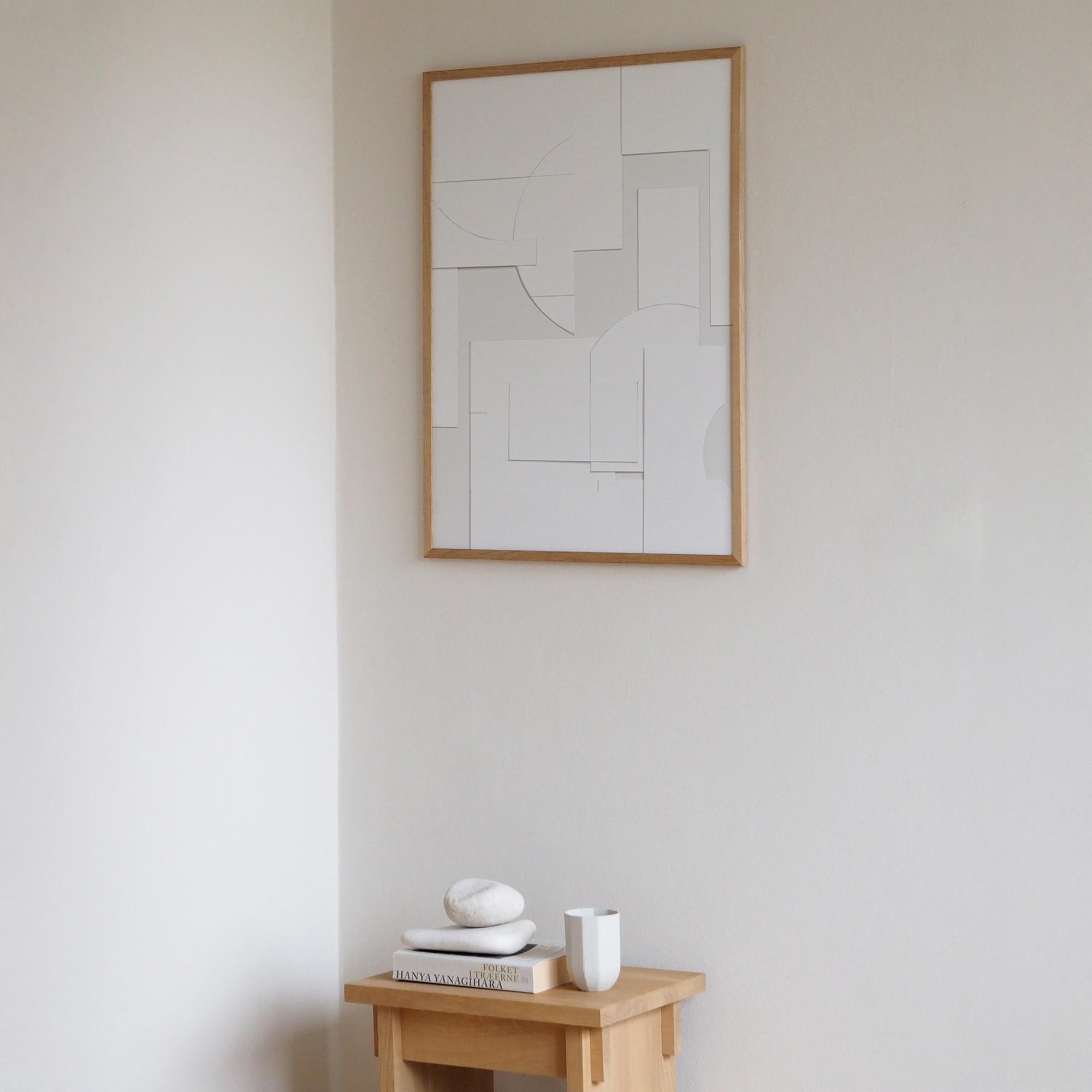 Atelier Cph（アトリエ・シーピーエイチ）は、デンマーク・コペンハーゲンを拠点とするデザインスタジオ兼アートブランドです。ミニマルで構築的なビジュアルを特徴とし、抽象アートやコラージュを中心としたアートポスターを多数手がけています。北欧デザインらしい洗練された感性とバランスの取れた構成美が魅力で、リビング、寝室、書斎、オフィスなど、あらゆる空間に調和と静けさをもたらします。幾何学的なモチーフを用いたアートは、ギャラリーウォールやモダンインテリアのアクセントにも最適。高品質な紙と印刷による仕上がりで、インテリアとしての完成度も高く評価されています。北欧アートポスター、現代アート、ミニマルデザイン、韓国インテリアなど、幅広いスタイルにマッチするスタイリッシュなアートを探している方におすすめです。