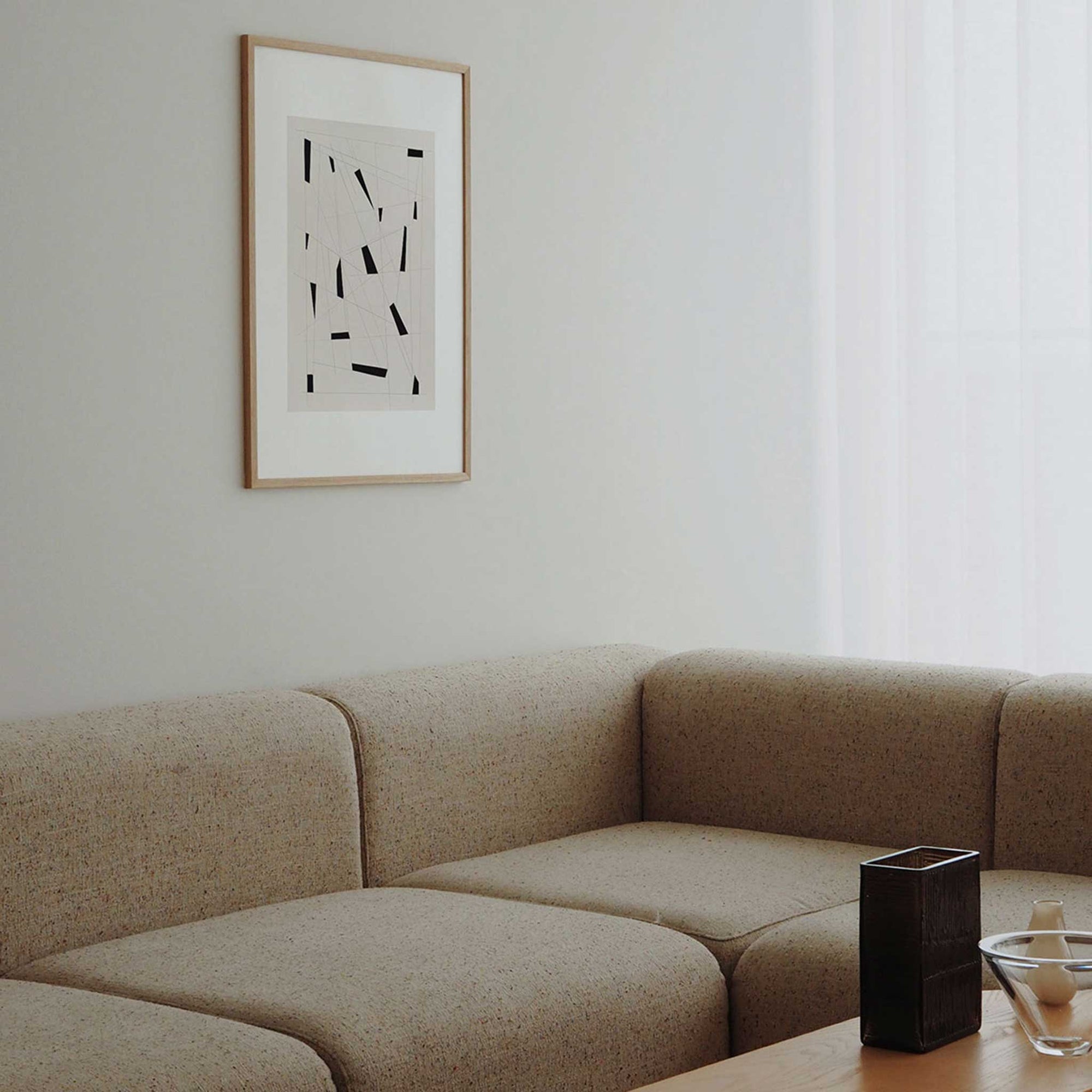 Atelier Cph（アトリエ・シーピーエイチ）は、デンマーク・コペンハーゲンを拠点とするデザインスタジオ兼アートブランドです。ミニマルで構築的なビジュアルを特徴とし、抽象アートやコラージュを中心としたアートポスターを多数手がけています。北欧デザインらしい洗練された感性とバランスの取れた構成美が魅力で、リビング、寝室、書斎、オフィスなど、あらゆる空間に調和と静けさをもたらします。幾何学的なモチーフを用いたアートは、ギャラリーウォールやモダンインテリアのアクセントにも最適。高品質な紙と印刷による仕上がりで、インテリアとしての完成度も高く評価されています。北欧アートポスター、現代アート、ミニマルデザイン、韓国インテリアなど、幅広いスタイルにマッチするスタイリッシュなアートを探している方におすすめです。