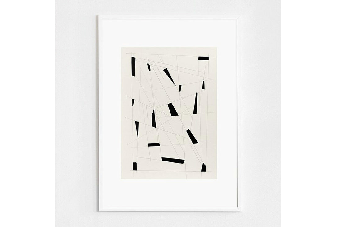 Atelier Cph（アトリエ・シーピーエイチ）は、デンマーク・コペンハーゲンを拠点とするデザインスタジオ兼アートブランドです。ミニマルで構築的なビジュアルを特徴とし、抽象アートやコラージュを中心としたアートポスターを多数手がけています。北欧デザインらしい洗練された感性とバランスの取れた構成美が魅力で、リビング、寝室、書斎、オフィスなど、あらゆる空間に調和と静けさをもたらします。幾何学的なモチーフを用いたアートは、ギャラリーウォールやモダンインテリアのアクセントにも最適。高品質な紙と印刷による仕上がりで、インテリアとしての完成度も高く評価されています。北欧アートポスター、現代アート、ミニマルデザイン、韓国インテリアなど、幅広いスタイルにマッチするスタイリッシュなアートを探している方におすすめです。