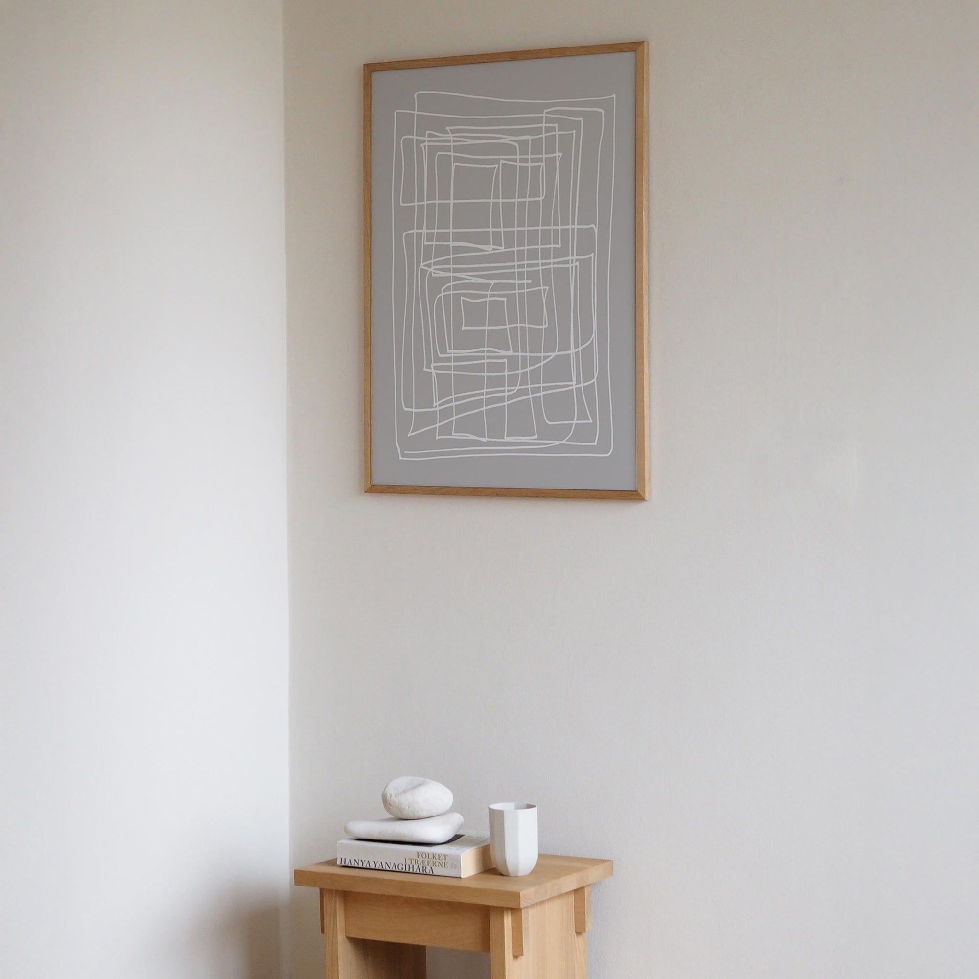 Atelier Cph（アトリエ・シーピーエイチ）は、デンマーク・コペンハーゲンを拠点とするデザインスタジオ兼アートブランドです。ミニマルで構築的なビジュアルを特徴とし、抽象アートやコラージュを中心としたアートポスターを多数手がけています。北欧デザインらしい洗練された感性とバランスの取れた構成美が魅力で、リビング、寝室、書斎、オフィスなど、あらゆる空間に調和と静けさをもたらします。幾何学的なモチーフを用いたアートは、ギャラリーウォールやモダンインテリアのアクセントにも最適。高品質な紙と印刷による仕上がりで、インテリアとしての完成度も高く評価されています。北欧アートポスター、現代アート、ミニマルデザイン、韓国インテリアなど、幅広いスタイルにマッチするスタイリッシュなアートを探している方におすすめです。