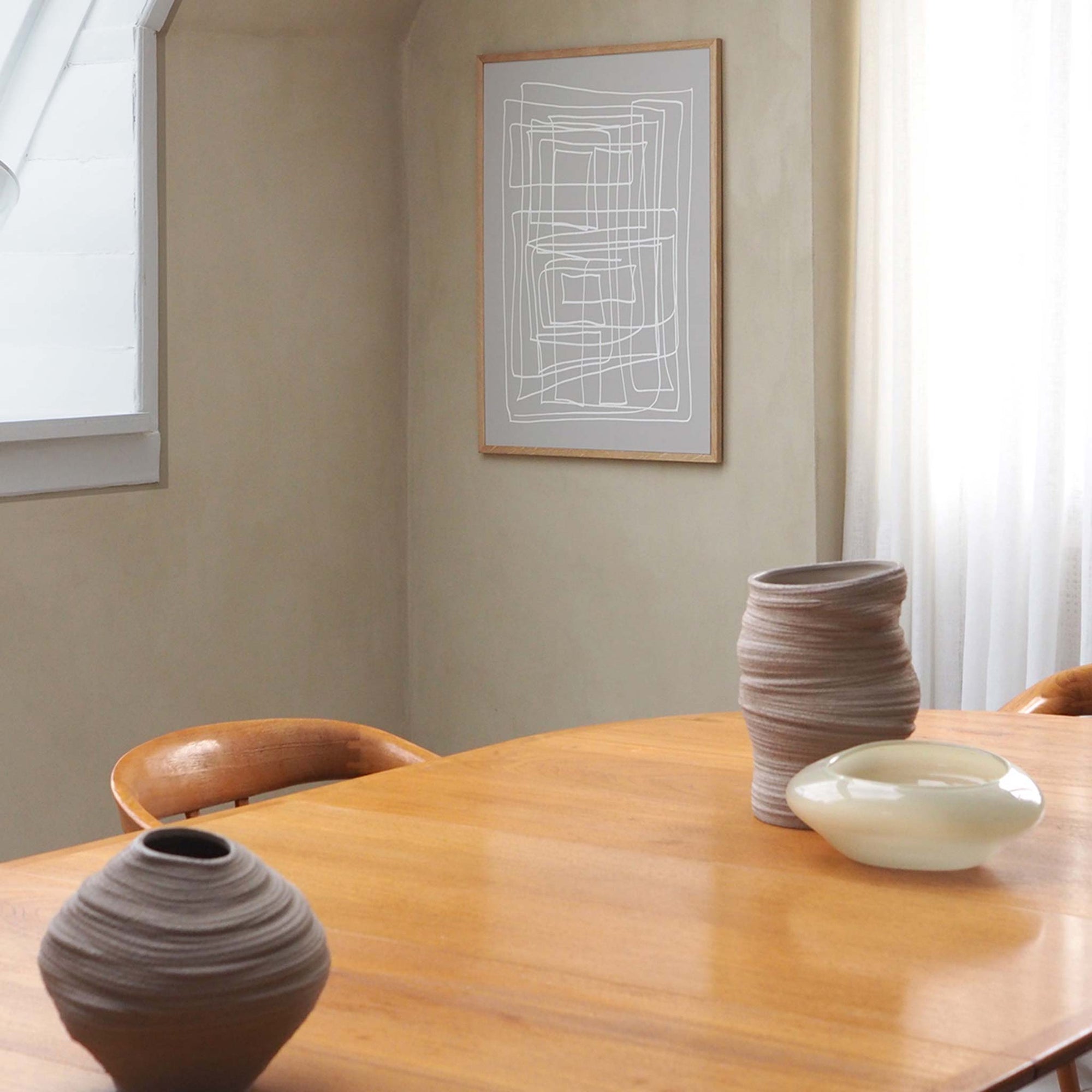 Atelier Cph（アトリエ・シーピーエイチ）は、デンマーク・コペンハーゲンを拠点とするデザインスタジオ兼アートブランドです。ミニマルで構築的なビジュアルを特徴とし、抽象アートやコラージュを中心としたアートポスターを多数手がけています。北欧デザインらしい洗練された感性とバランスの取れた構成美が魅力で、リビング、寝室、書斎、オフィスなど、あらゆる空間に調和と静けさをもたらします。幾何学的なモチーフを用いたアートは、ギャラリーウォールやモダンインテリアのアクセントにも最適。高品質な紙と印刷による仕上がりで、インテリアとしての完成度も高く評価されています。北欧アートポスター、現代アート、ミニマルデザイン、韓国インテリアなど、幅広いスタイルにマッチするスタイリッシュなアートを探している方におすすめです。