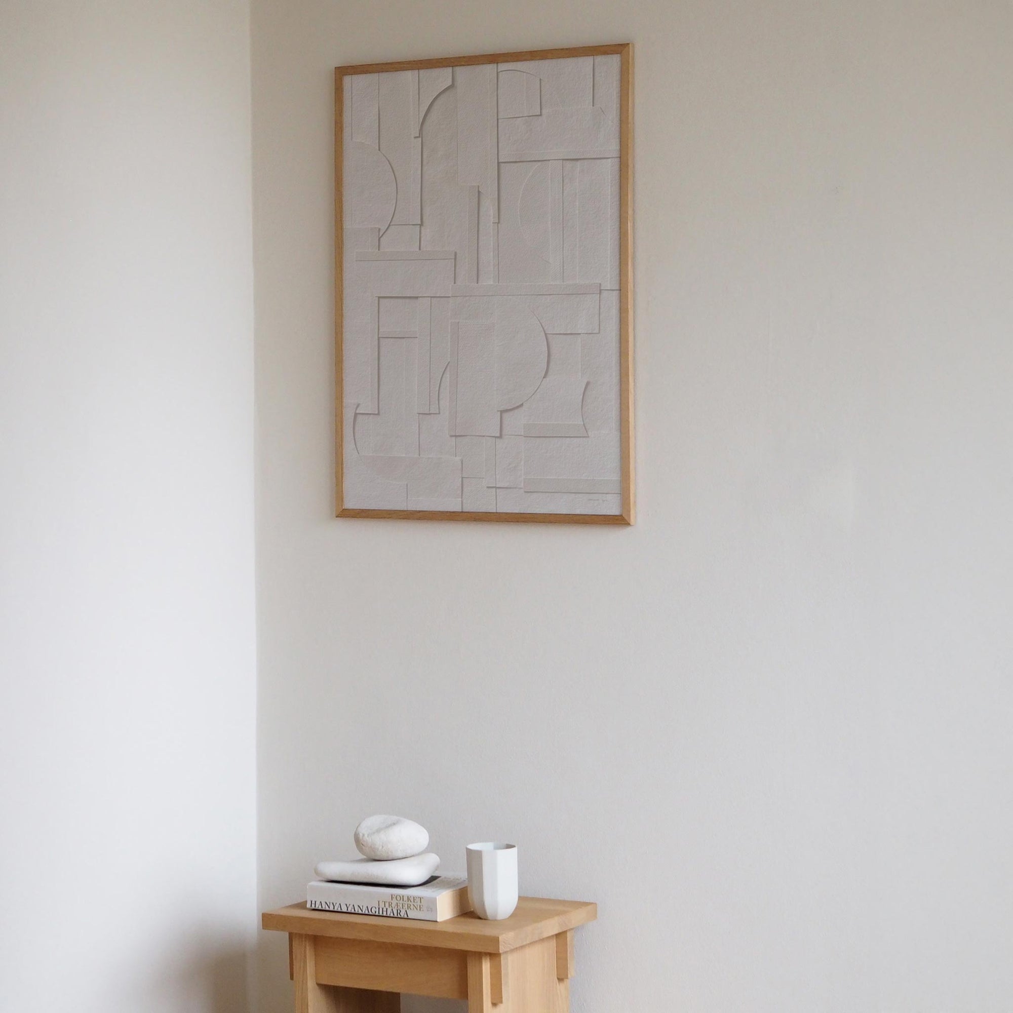 Atelier Cph（アトリエ・シーピーエイチ）は、デンマーク・コペンハーゲンを拠点とするデザインスタジオ兼アートブランドです。ミニマルで構築的なビジュアルを特徴とし、抽象アートやコラージュを中心としたアートポスターを多数手がけています。北欧デザインらしい洗練された感性とバランスの取れた構成美が魅力で、リビング、寝室、書斎、オフィスなど、あらゆる空間に調和と静けさをもたらします。幾何学的なモチーフを用いたアートは、ギャラリーウォールやモダンインテリアのアクセントにも最適。高品質な紙と印刷による仕上がりで、インテリアとしての完成度も高く評価されています。北欧アートポスター、現代アート、ミニマルデザイン、韓国インテリアなど、幅広いスタイルにマッチするスタイリッシュなアートを探している方におすすめです。