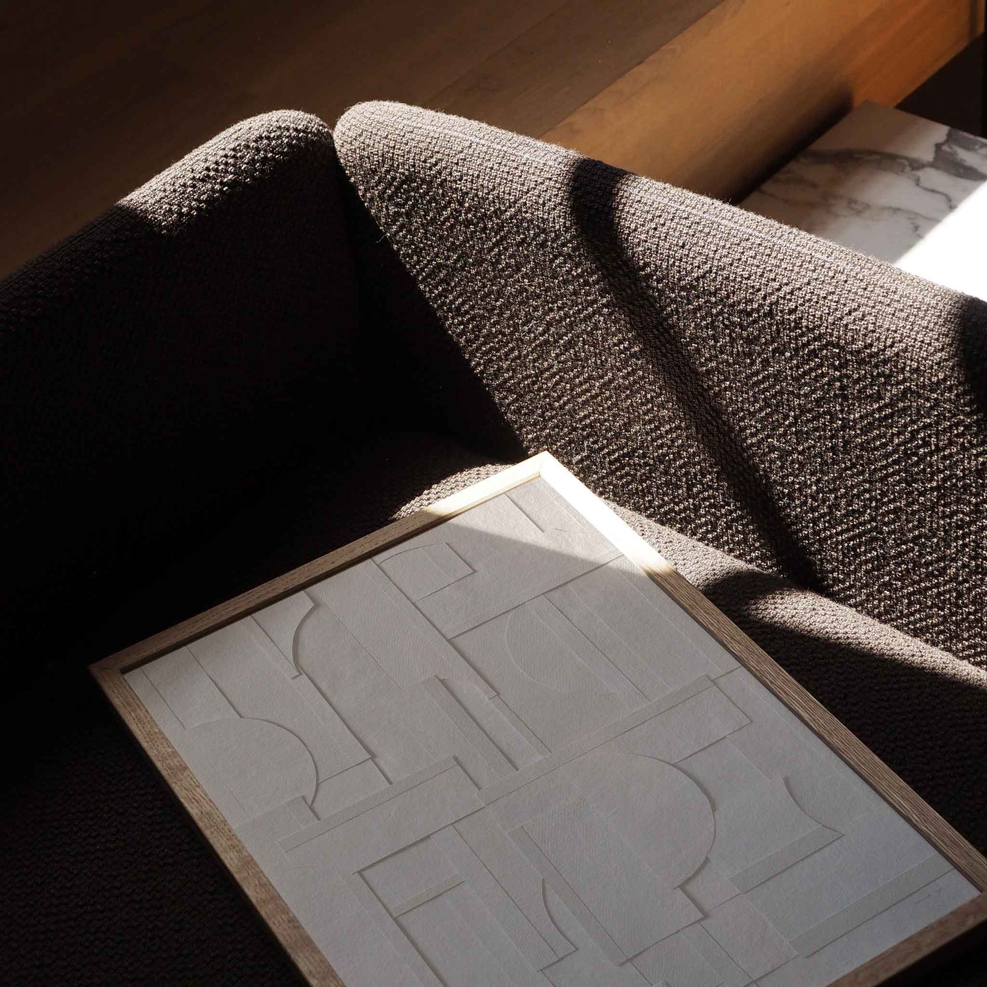 Atelier Cph（アトリエ・シーピーエイチ）は、デンマーク・コペンハーゲンを拠点とするデザインスタジオ兼アートブランドです。ミニマルで構築的なビジュアルを特徴とし、抽象アートやコラージュを中心としたアートポスターを多数手がけています。北欧デザインらしい洗練された感性とバランスの取れた構成美が魅力で、リビング、寝室、書斎、オフィスなど、あらゆる空間に調和と静けさをもたらします。幾何学的なモチーフを用いたアートは、ギャラリーウォールやモダンインテリアのアクセントにも最適。高品質な紙と印刷による仕上がりで、インテリアとしての完成度も高く評価されています。北欧アートポスター、現代アート、ミニマルデザイン、韓国インテリアなど、幅広いスタイルにマッチするスタイリッシュなアートを探している方におすすめです。