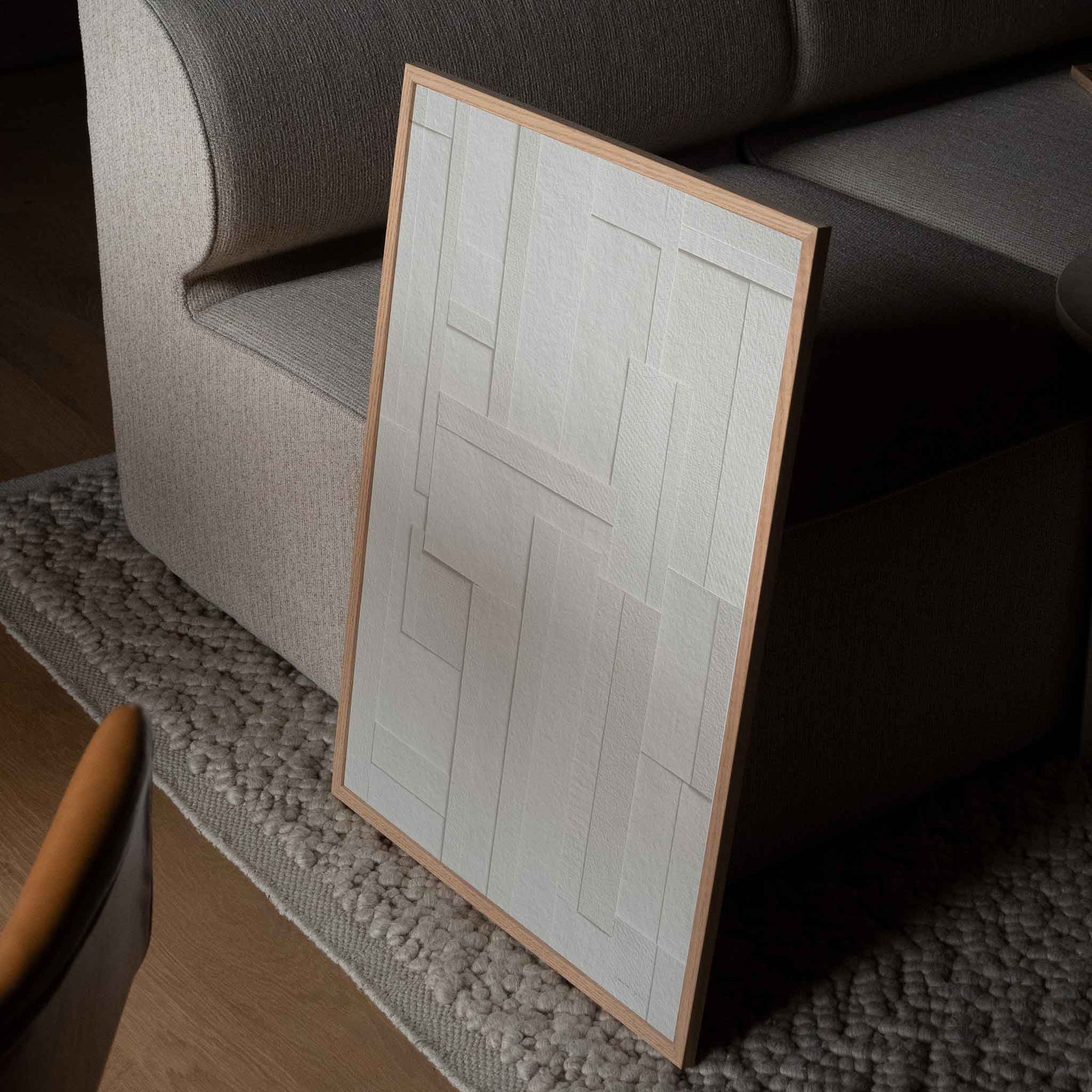 Atelier Cph（アトリエ・シーピーエイチ）は、デンマーク・コペンハーゲンを拠点とするデザインスタジオ兼アートブランドです。ミニマルで構築的なビジュアルを特徴とし、抽象アートやコラージュを中心としたアートポスターを多数手がけています。北欧デザインらしい洗練された感性とバランスの取れた構成美が魅力で、リビング、寝室、書斎、オフィスなど、あらゆる空間に調和と静けさをもたらします。幾何学的なモチーフを用いたアートは、ギャラリーウォールやモダンインテリアのアクセントにも最適。高品質な紙と印刷による仕上がりで、インテリアとしての完成度も高く評価されています。北欧アートポスター、現代アート、ミニマルデザイン、韓国インテリアなど、幅広いスタイルにマッチするスタイリッシュなアートを探している方におすすめです。