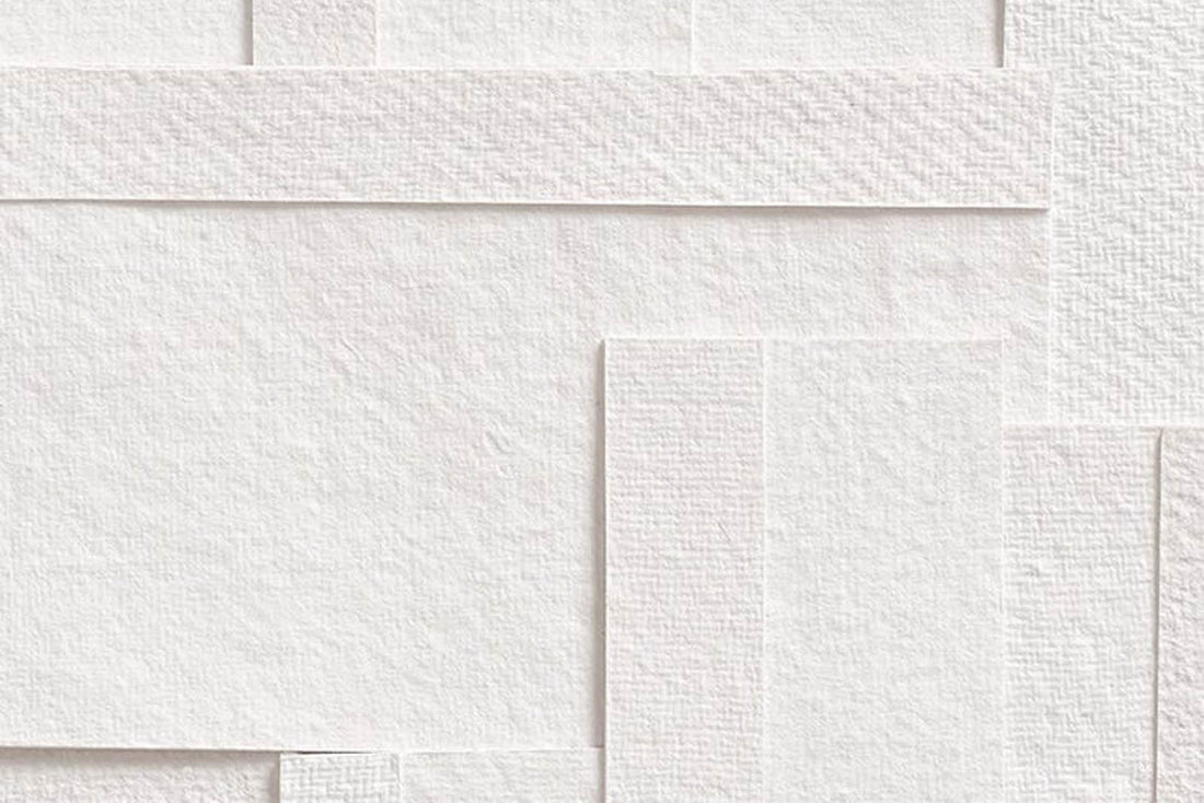 Atelier Cph（アトリエ・シーピーエイチ）は、デンマーク・コペンハーゲンを拠点とするデザインスタジオ兼アートブランドです。ミニマルで構築的なビジュアルを特徴とし、抽象アートやコラージュを中心としたアートポスターを多数手がけています。北欧デザインらしい洗練された感性とバランスの取れた構成美が魅力で、リビング、寝室、書斎、オフィスなど、あらゆる空間に調和と静けさをもたらします。幾何学的なモチーフを用いたアートは、ギャラリーウォールやモダンインテリアのアクセントにも最適。高品質な紙と印刷による仕上がりで、インテリアとしての完成度も高く評価されています。北欧アートポスター、現代アート、ミニマルデザイン、韓国インテリアなど、幅広いスタイルにマッチするスタイリッシュなアートを探している方におすすめです。