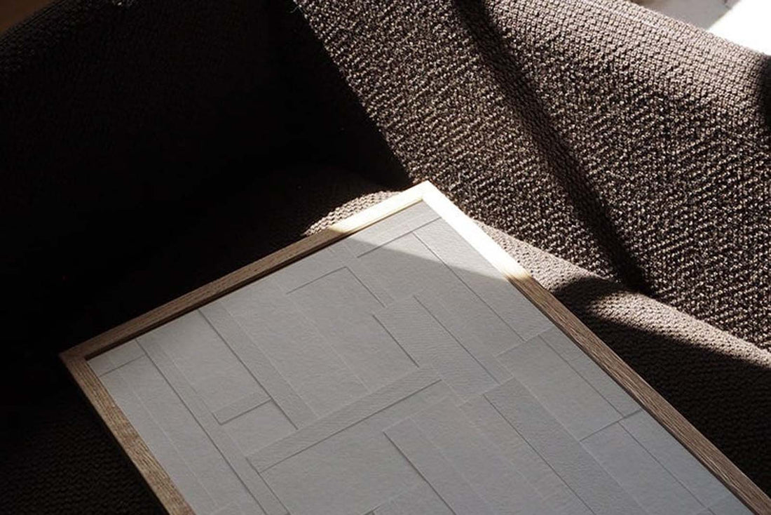 Atelier Cph（アトリエ・シーピーエイチ）は、デンマーク・コペンハーゲンを拠点とするデザインスタジオ兼アートブランドです。ミニマルで構築的なビジュアルを特徴とし、抽象アートやコラージュを中心としたアートポスターを多数手がけています。北欧デザインらしい洗練された感性とバランスの取れた構成美が魅力で、リビング、寝室、書斎、オフィスなど、あらゆる空間に調和と静けさをもたらします。幾何学的なモチーフを用いたアートは、ギャラリーウォールやモダンインテリアのアクセントにも最適。高品質な紙と印刷による仕上がりで、インテリアとしての完成度も高く評価されています。北欧アートポスター、現代アート、ミニマルデザイン、韓国インテリアなど、幅広いスタイルにマッチするスタイリッシュなアートを探している方におすすめです。