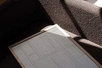 Atelier Cph（アトリエ・シーピーエイチ）は、デンマーク・コペンハーゲンを拠点とするデザインスタジオ兼アートブランドです。ミニマルで構築的なビジュアルを特徴とし、抽象アートやコラージュを中心としたアートポスターを多数手がけています。北欧デザインらしい洗練された感性とバランスの取れた構成美が魅力で、リビング、寝室、書斎、オフィスなど、あらゆる空間に調和と静けさをもたらします。幾何学的なモチーフを用いたアートは、ギャラリーウォールやモダンインテリアのアクセントにも最適。高品質な紙と印刷による仕上がりで、インテリアとしての完成度も高く評価されています。北欧アートポスター、現代アート、ミニマルデザイン、韓国インテリアなど、幅広いスタイルにマッチするスタイリッシュなアートを探している方におすすめです。