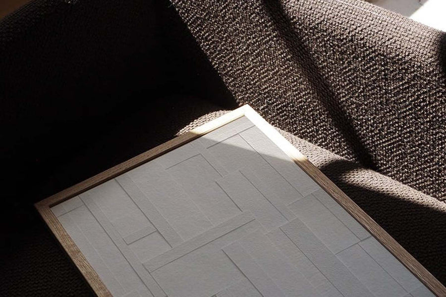 Atelier Cph（アトリエ・シーピーエイチ）は、デンマーク・コペンハーゲンを拠点とするデザインスタジオ兼アートブランドです。ミニマルで構築的なビジュアルを特徴とし、抽象アートやコラージュを中心としたアートポスターを多数手がけています。北欧デザインらしい洗練された感性とバランスの取れた構成美が魅力で、リビング、寝室、書斎、オフィスなど、あらゆる空間に調和と静けさをもたらします。幾何学的なモチーフを用いたアートは、ギャラリーウォールやモダンインテリアのアクセントにも最適。高品質な紙と印刷による仕上がりで、インテリアとしての完成度も高く評価されています。北欧アートポスター、現代アート、ミニマルデザイン、韓国インテリアなど、幅広いスタイルにマッチするスタイリッシュなアートを探している方におすすめです。