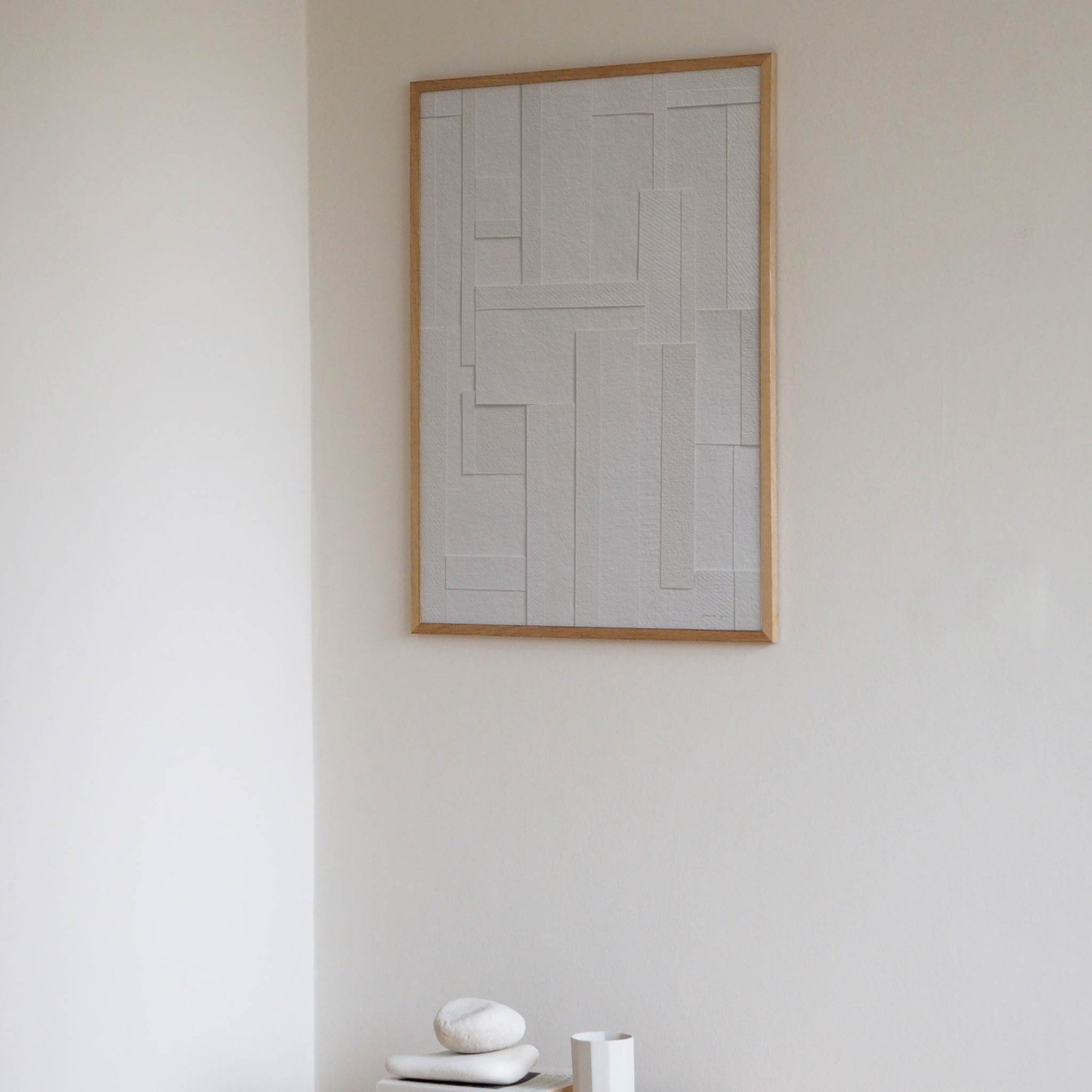 Atelier Cph（アトリエ・シーピーエイチ）は、デンマーク・コペンハーゲンを拠点とするデザインスタジオ兼アートブランドです。ミニマルで構築的なビジュアルを特徴とし、抽象アートやコラージュを中心としたアートポスターを多数手がけています。北欧デザインらしい洗練された感性とバランスの取れた構成美が魅力で、リビング、寝室、書斎、オフィスなど、あらゆる空間に調和と静けさをもたらします。幾何学的なモチーフを用いたアートは、ギャラリーウォールやモダンインテリアのアクセントにも最適。高品質な紙と印刷による仕上がりで、インテリアとしての完成度も高く評価されています。北欧アートポスター、現代アート、ミニマルデザイン、韓国インテリアなど、幅広いスタイルにマッチするスタイリッシュなアートを探している方におすすめです。