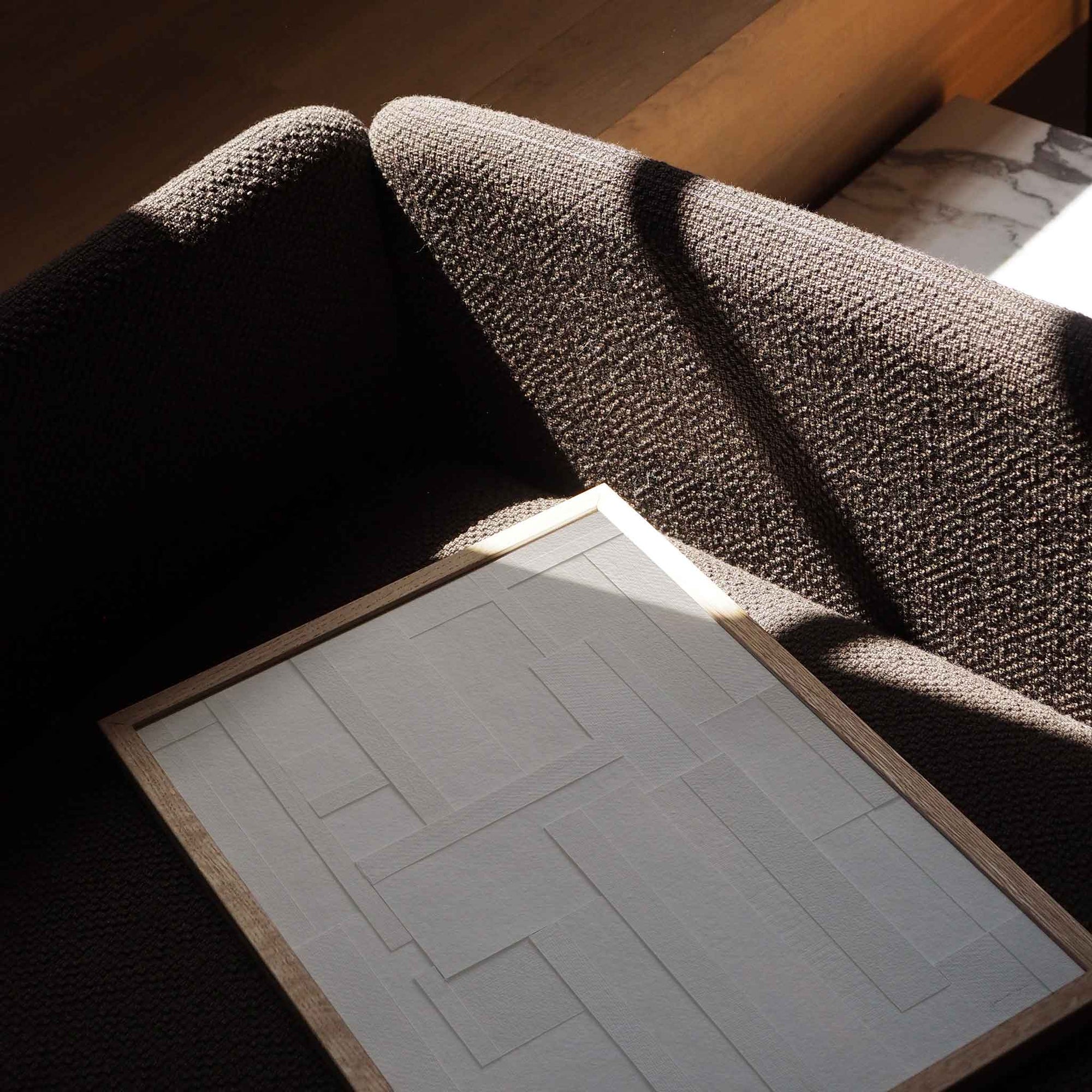 Atelier Cph（アトリエ・シーピーエイチ）は、デンマーク・コペンハーゲンを拠点とするデザインスタジオ兼アートブランドです。ミニマルで構築的なビジュアルを特徴とし、抽象アートやコラージュを中心としたアートポスターを多数手がけています。北欧デザインらしい洗練された感性とバランスの取れた構成美が魅力で、リビング、寝室、書斎、オフィスなど、あらゆる空間に調和と静けさをもたらします。幾何学的なモチーフを用いたアートは、ギャラリーウォールやモダンインテリアのアクセントにも最適。高品質な紙と印刷による仕上がりで、インテリアとしての完成度も高く評価されています。北欧アートポスター、現代アート、ミニマルデザイン、韓国インテリアなど、幅広いスタイルにマッチするスタイリッシュなアートを探している方におすすめです。