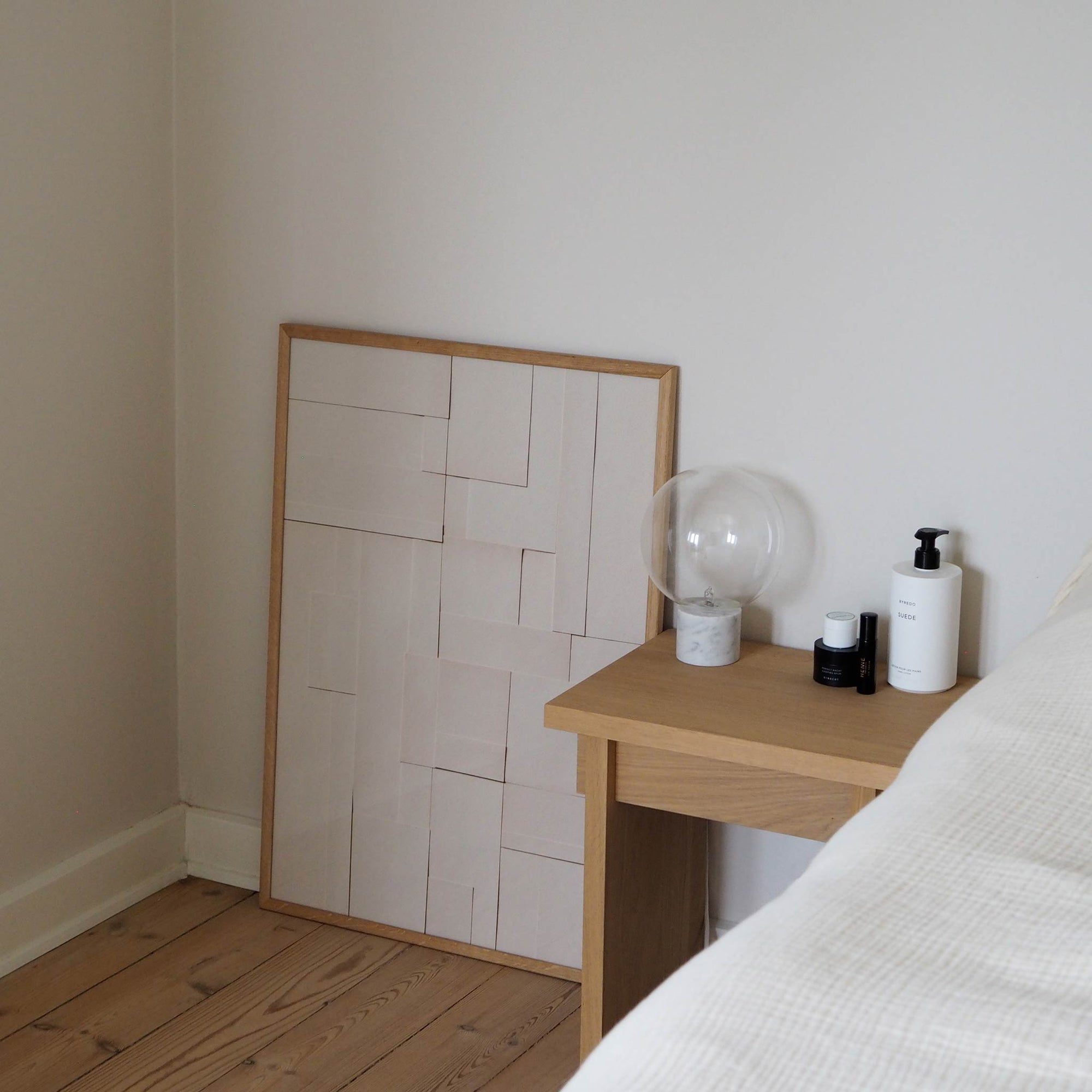 Atelier Cph（アトリエ・シーピーエイチ）は、デンマーク・コペンハーゲンを拠点とするデザインスタジオ兼アートブランドです。ミニマルで構築的なビジュアルを特徴とし、抽象アートやコラージュを中心としたアートポスターを多数手がけています。北欧デザインらしい洗練された感性とバランスの取れた構成美が魅力で、リビング、寝室、書斎、オフィスなど、あらゆる空間に調和と静けさをもたらします。幾何学的なモチーフを用いたアートは、ギャラリーウォールやモダンインテリアのアクセントにも最適。高品質な紙と印刷による仕上がりで、インテリアとしての完成度も高く評価されています。北欧アートポスター、現代アート、ミニマルデザイン、韓国インテリアなど、幅広いスタイルにマッチするスタイリッシュなアートを探している方におすすめです。