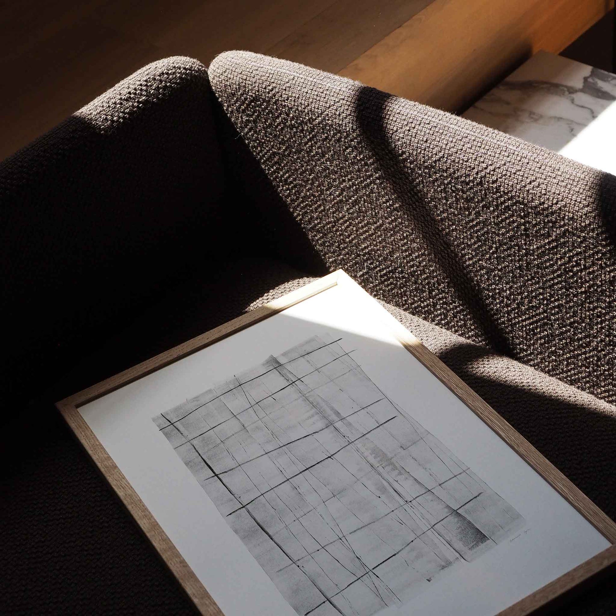 Atelier Cph（アトリエ・シーピーエイチ）は、デンマーク・コペンハーゲンを拠点とするデザインスタジオ兼アートブランドです。ミニマルで構築的なビジュアルを特徴とし、抽象アートやコラージュを中心としたアートポスターを多数手がけています。北欧デザインらしい洗練された感性とバランスの取れた構成美が魅力で、リビング、寝室、書斎、オフィスなど、あらゆる空間に調和と静けさをもたらします。幾何学的なモチーフを用いたアートは、ギャラリーウォールやモダンインテリアのアクセントにも最適。高品質な紙と印刷による仕上がりで、インテリアとしての完成度も高く評価されています。北欧アートポスター、現代アート、ミニマルデザイン、韓国インテリアなど、幅広いスタイルにマッチするスタイリッシュなアートを探している方におすすめです。