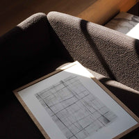 Atelier Cph（アトリエ・シーピーエイチ）は、デンマーク・コペンハーゲンを拠点とするデザインスタジオ兼アートブランドです。ミニマルで構築的なビジュアルを特徴とし、抽象アートやコラージュを中心としたアートポスターを多数手がけています。北欧デザインらしい洗練された感性とバランスの取れた構成美が魅力で、リビング、寝室、書斎、オフィスなど、あらゆる空間に調和と静けさをもたらします。幾何学的なモチーフを用いたアートは、ギャラリーウォールやモダンインテリアのアクセントにも最適。高品質な紙と印刷による仕上がりで、インテリアとしての完成度も高く評価されています。北欧アートポスター、現代アート、ミニマルデザイン、韓国インテリアなど、幅広いスタイルにマッチするスタイリッシュなアートを探している方におすすめです。