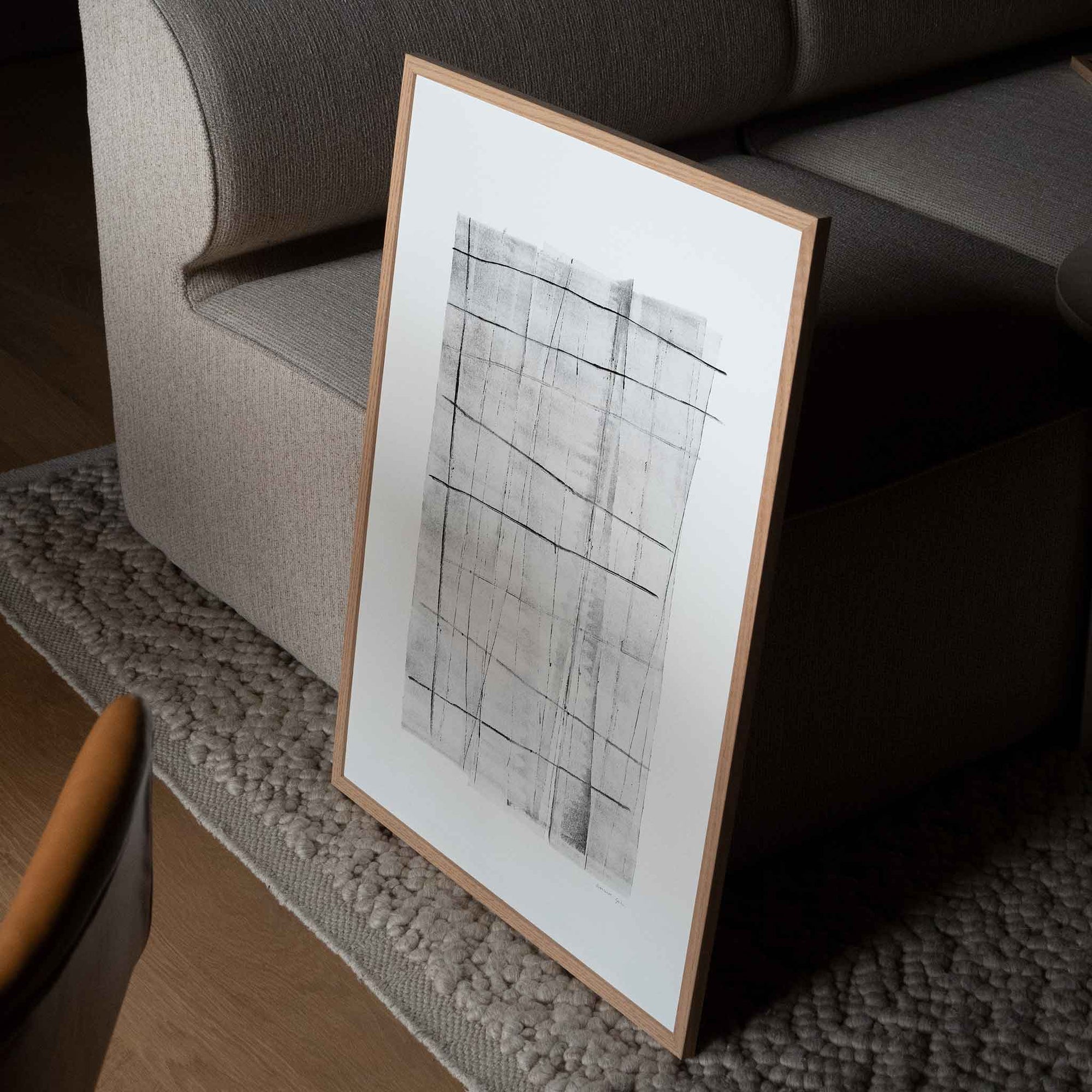 Atelier Cph（アトリエ・シーピーエイチ）は、デンマーク・コペンハーゲンを拠点とするデザインスタジオ兼アートブランドです。ミニマルで構築的なビジュアルを特徴とし、抽象アートやコラージュを中心としたアートポスターを多数手がけています。北欧デザインらしい洗練された感性とバランスの取れた構成美が魅力で、リビング、寝室、書斎、オフィスなど、あらゆる空間に調和と静けさをもたらします。幾何学的なモチーフを用いたアートは、ギャラリーウォールやモダンインテリアのアクセントにも最適。高品質な紙と印刷による仕上がりで、インテリアとしての完成度も高く評価されています。北欧アートポスター、現代アート、ミニマルデザイン、韓国インテリアなど、幅広いスタイルにマッチするスタイリッシュなアートを探している方におすすめです。