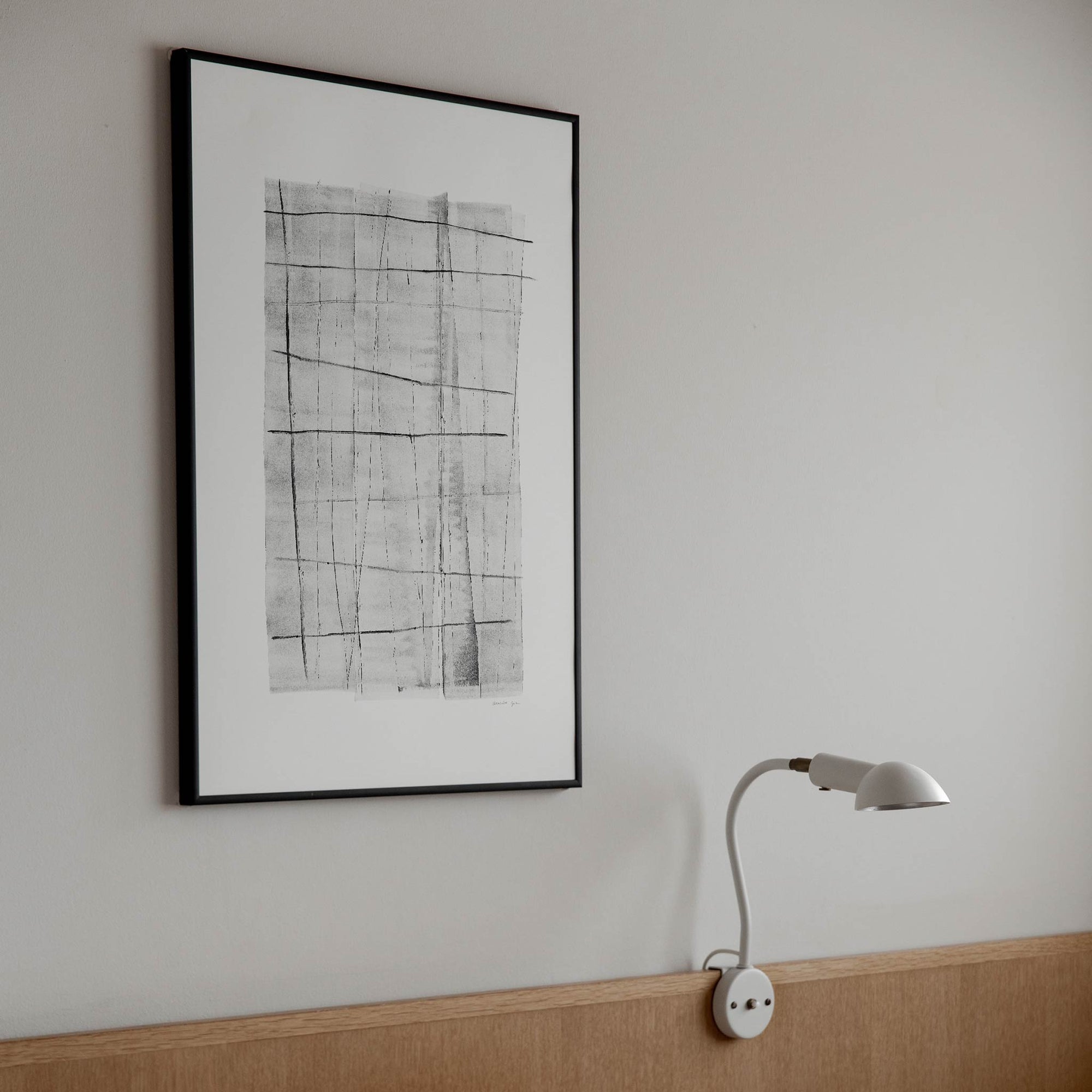 Atelier Cph（アトリエ・シーピーエイチ）は、デンマーク・コペンハーゲンを拠点とするデザインスタジオ兼アートブランドです。ミニマルで構築的なビジュアルを特徴とし、抽象アートやコラージュを中心としたアートポスターを多数手がけています。北欧デザインらしい洗練された感性とバランスの取れた構成美が魅力で、リビング、寝室、書斎、オフィスなど、あらゆる空間に調和と静けさをもたらします。幾何学的なモチーフを用いたアートは、ギャラリーウォールやモダンインテリアのアクセントにも最適。高品質な紙と印刷による仕上がりで、インテリアとしての完成度も高く評価されています。北欧アートポスター、現代アート、ミニマルデザイン、韓国インテリアなど、幅広いスタイルにマッチするスタイリッシュなアートを探している方におすすめです。