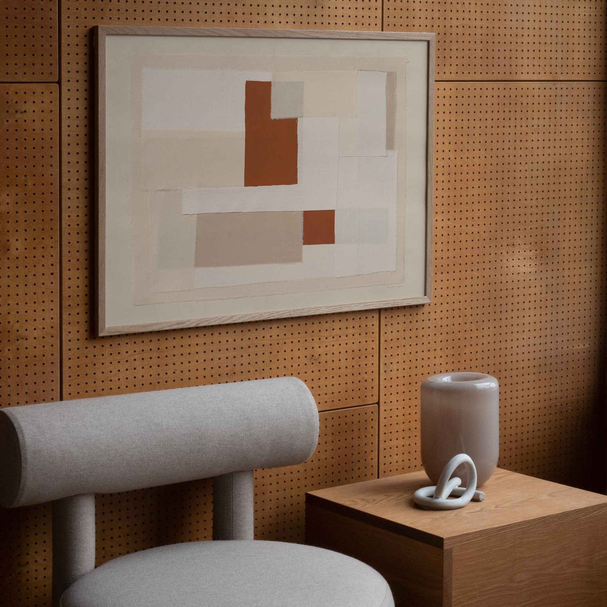 Atelier Cph（アトリエ・シーピーエイチ）は、デンマーク・コペンハーゲンを拠点とするデザインスタジオ兼アートブランドです。ミニマルで構築的なビジュアルを特徴とし、抽象アートやコラージュを中心としたアートポスターを多数手がけています。北欧デザインらしい洗練された感性とバランスの取れた構成美が魅力で、リビング、寝室、書斎、オフィスなど、あらゆる空間に調和と静けさをもたらします。幾何学的なモチーフを用いたアートは、ギャラリーウォールやモダンインテリアのアクセントにも最適。高品質な紙と印刷による仕上がりで、インテリアとしての完成度も高く評価されています。北欧アートポスター、現代アート、ミニマルデザイン、韓国インテリアなど、幅広いスタイルにマッチするスタイリッシュなアートを探している方におすすめです。