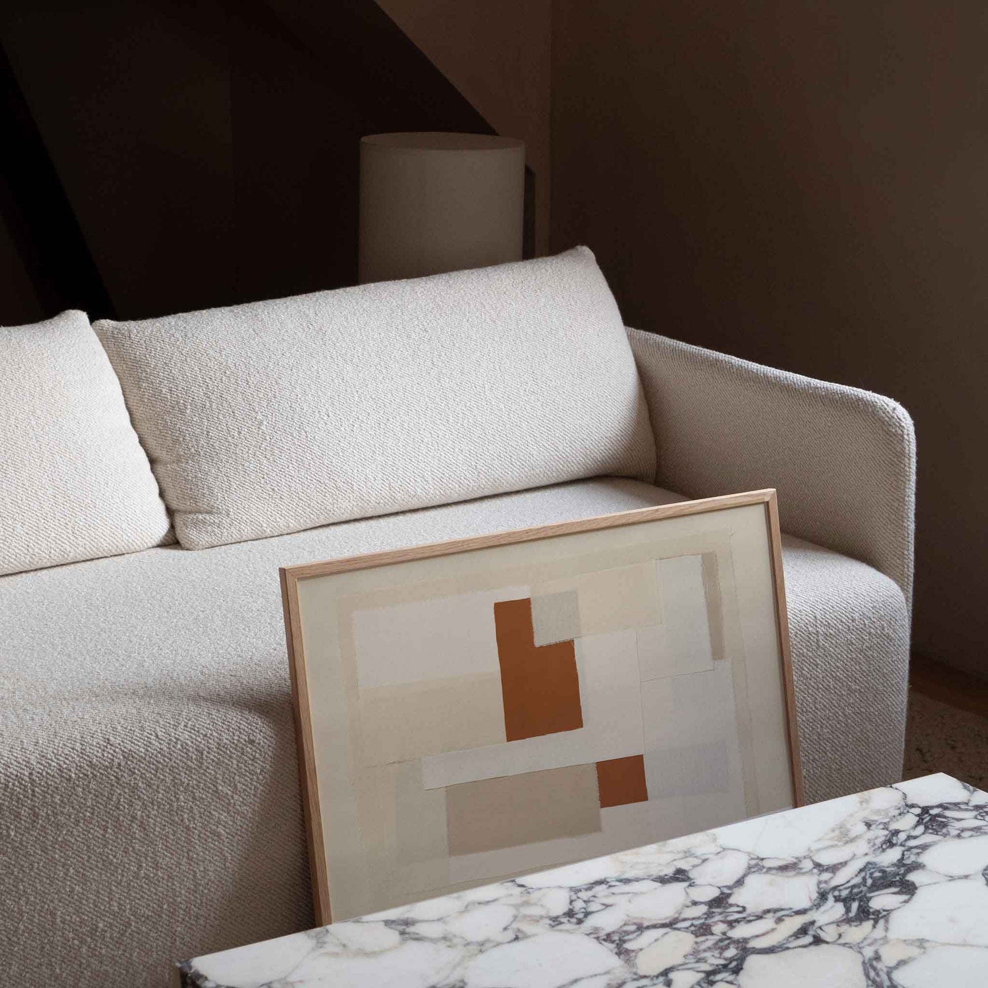 Atelier Cph（アトリエ・シーピーエイチ）は、デンマーク・コペンハーゲンを拠点とするデザインスタジオ兼アートブランドです。ミニマルで構築的なビジュアルを特徴とし、抽象アートやコラージュを中心としたアートポスターを多数手がけています。北欧デザインらしい洗練された感性とバランスの取れた構成美が魅力で、リビング、寝室、書斎、オフィスなど、あらゆる空間に調和と静けさをもたらします。幾何学的なモチーフを用いたアートは、ギャラリーウォールやモダンインテリアのアクセントにも最適。高品質な紙と印刷による仕上がりで、インテリアとしての完成度も高く評価されています。北欧アートポスター、現代アート、ミニマルデザイン、韓国インテリアなど、幅広いスタイルにマッチするスタイリッシュなアートを探している方におすすめです。