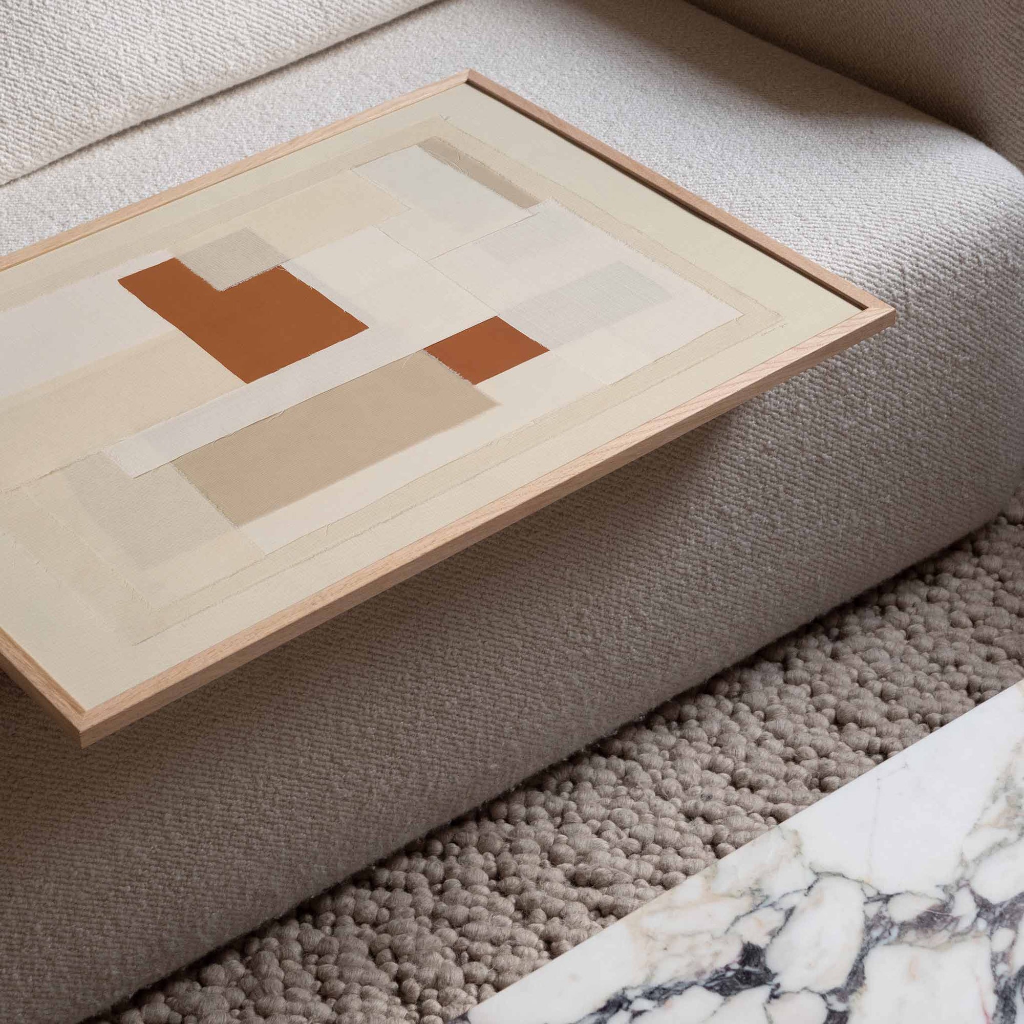 Atelier Cph（アトリエ・シーピーエイチ）は、デンマーク・コペンハーゲンを拠点とするデザインスタジオ兼アートブランドです。ミニマルで構築的なビジュアルを特徴とし、抽象アートやコラージュを中心としたアートポスターを多数手がけています。北欧デザインらしい洗練された感性とバランスの取れた構成美が魅力で、リビング、寝室、書斎、オフィスなど、あらゆる空間に調和と静けさをもたらします。幾何学的なモチーフを用いたアートは、ギャラリーウォールやモダンインテリアのアクセントにも最適。高品質な紙と印刷による仕上がりで、インテリアとしての完成度も高く評価されています。北欧アートポスター、現代アート、ミニマルデザイン、韓国インテリアなど、幅広いスタイルにマッチするスタイリッシュなアートを探している方におすすめです。