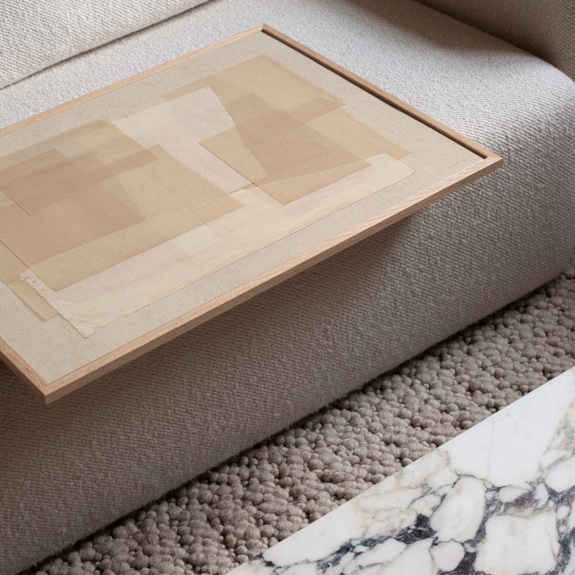 Atelier Cph（アトリエ・シーピーエイチ）は、デンマーク・コペンハーゲンを拠点とするデザインスタジオ兼アートブランドです。ミニマルで構築的なビジュアルを特徴とし、抽象アートやコラージュを中心としたアートポスターを多数手がけています。北欧デザインらしい洗練された感性とバランスの取れた構成美が魅力で、リビング、寝室、書斎、オフィスなど、あらゆる空間に調和と静けさをもたらします。幾何学的なモチーフを用いたアートは、ギャラリーウォールやモダンインテリアのアクセントにも最適。高品質な紙と印刷による仕上がりで、インテリアとしての完成度も高く評価されています。北欧アートポスター、現代アート、ミニマルデザイン、韓国インテリアなど、幅広いスタイルにマッチするスタイリッシュなアートを探している方におすすめです。