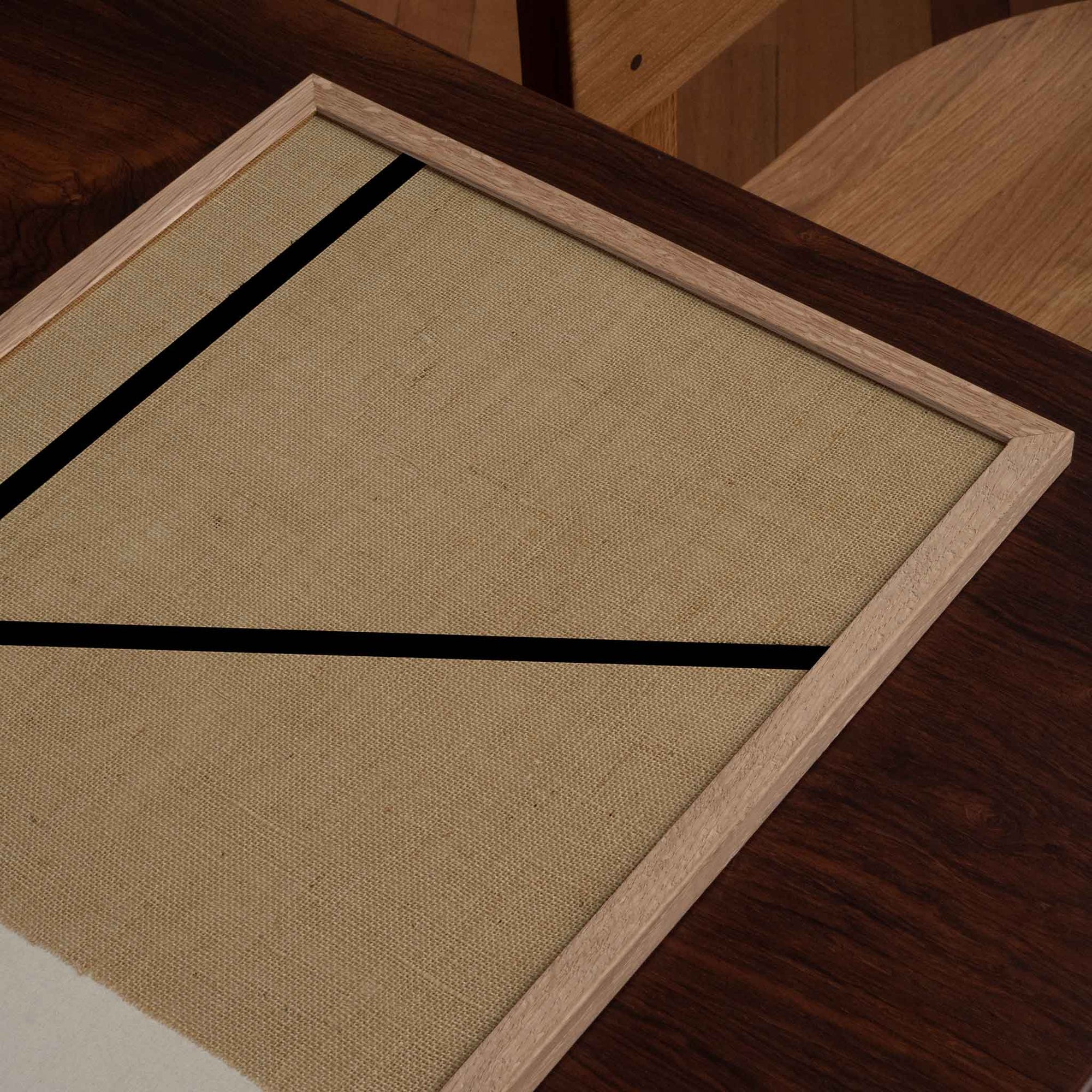 Atelier Cph（アトリエ・シーピーエイチ）は、デンマーク・コペンハーゲンを拠点とするデザインスタジオ兼アートブランドです。ミニマルで構築的なビジュアルを特徴とし、抽象アートやコラージュを中心としたアートポスターを多数手がけています。北欧デザインらしい洗練された感性とバランスの取れた構成美が魅力で、リビング、寝室、書斎、オフィスなど、あらゆる空間に調和と静けさをもたらします。幾何学的なモチーフを用いたアートは、ギャラリーウォールやモダンインテリアのアクセントにも最適。高品質な紙と印刷による仕上がりで、インテリアとしての完成度も高く評価されています。北欧アートポスター、現代アート、ミニマルデザイン、韓国インテリアなど、幅広いスタイルにマッチするスタイリッシュなアートを探している方におすすめです。