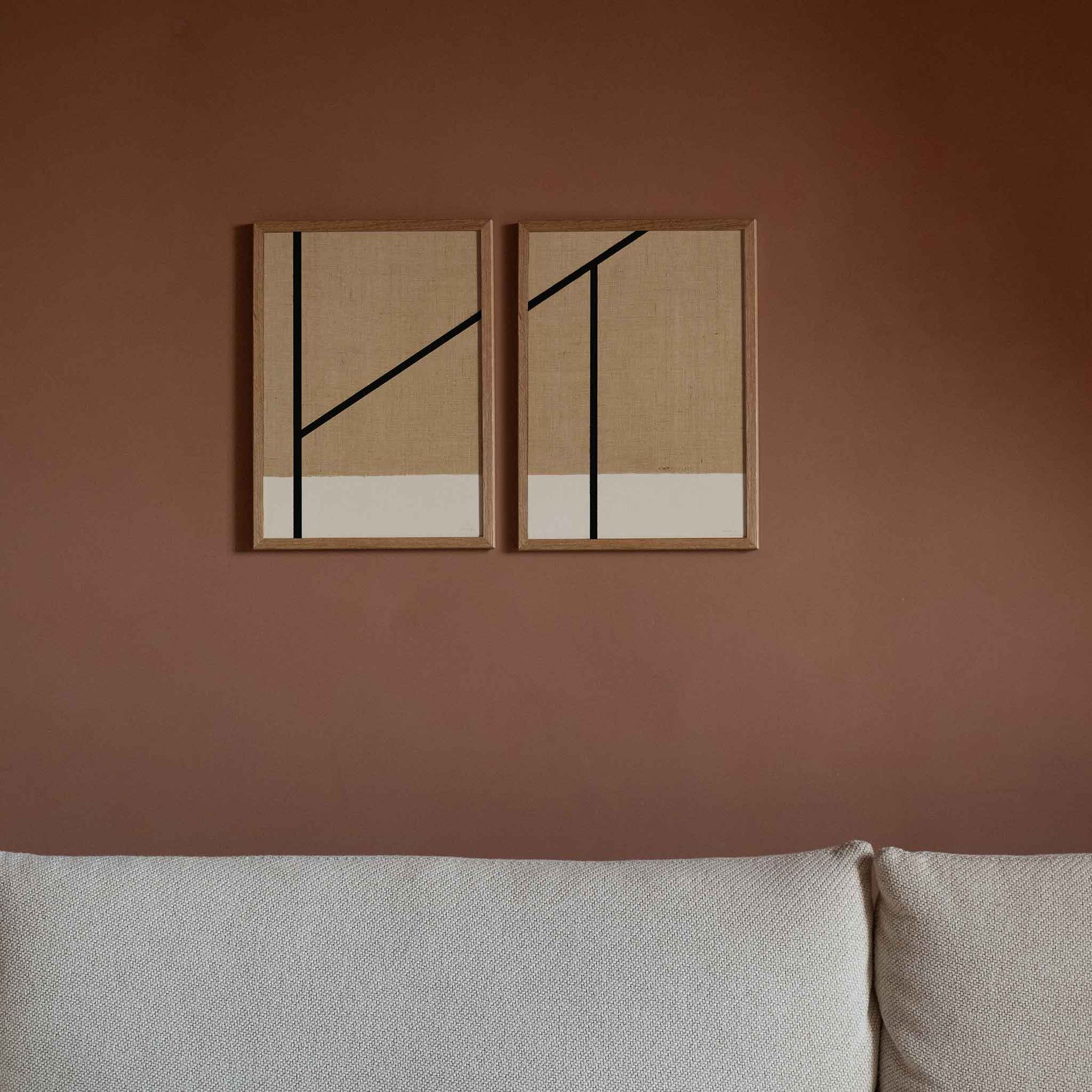 Atelier Cph（アトリエ・シーピーエイチ）は、デンマーク・コペンハーゲンを拠点とするデザインスタジオ兼アートブランドです。ミニマルで構築的なビジュアルを特徴とし、抽象アートやコラージュを中心としたアートポスターを多数手がけています。北欧デザインらしい洗練された感性とバランスの取れた構成美が魅力で、リビング、寝室、書斎、オフィスなど、あらゆる空間に調和と静けさをもたらします。幾何学的なモチーフを用いたアートは、ギャラリーウォールやモダンインテリアのアクセントにも最適。高品質な紙と印刷による仕上がりで、インテリアとしての完成度も高く評価されています。北欧アートポスター、現代アート、ミニマルデザイン、韓国インテリアなど、幅広いスタイルにマッチするスタイリッシュなアートを探している方におすすめです。