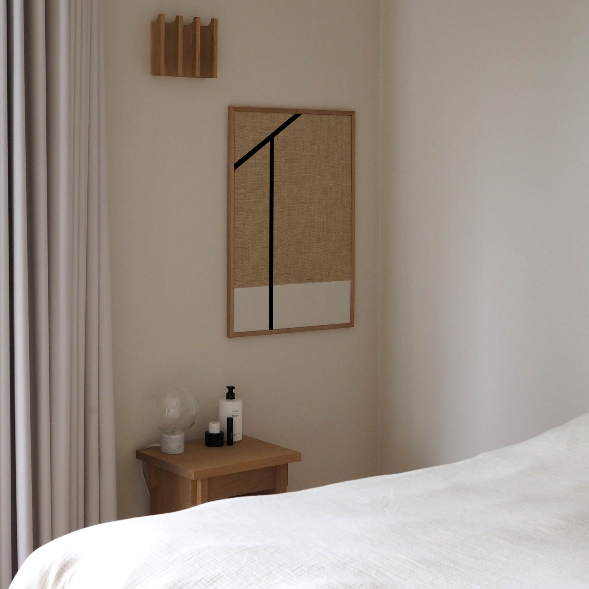 Atelier Cph（アトリエ・シーピーエイチ）は、デンマーク・コペンハーゲンを拠点とするデザインスタジオ兼アートブランドです。ミニマルで構築的なビジュアルを特徴とし、抽象アートやコラージュを中心としたアートポスターを多数手がけています。北欧デザインらしい洗練された感性とバランスの取れた構成美が魅力で、リビング、寝室、書斎、オフィスなど、あらゆる空間に調和と静けさをもたらします。幾何学的なモチーフを用いたアートは、ギャラリーウォールやモダンインテリアのアクセントにも最適。高品質な紙と印刷による仕上がりで、インテリアとしての完成度も高く評価されています。北欧アートポスター、現代アート、ミニマルデザイン、韓国インテリアなど、幅広いスタイルにマッチするスタイリッシュなアートを探している方におすすめです。