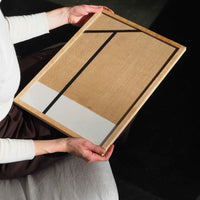 Atelier Cph（アトリエ・シーピーエイチ）は、デンマーク・コペンハーゲンを拠点とするデザインスタジオ兼アートブランドです。ミニマルで構築的なビジュアルを特徴とし、抽象アートやコラージュを中心としたアートポスターを多数手がけています。北欧デザインらしい洗練された感性とバランスの取れた構成美が魅力で、リビング、寝室、書斎、オフィスなど、あらゆる空間に調和と静けさをもたらします。幾何学的なモチーフを用いたアートは、ギャラリーウォールやモダンインテリアのアクセントにも最適。高品質な紙と印刷による仕上がりで、インテリアとしての完成度も高く評価されています。北欧アートポスター、現代アート、ミニマルデザイン、韓国インテリアなど、幅広いスタイルにマッチするスタイリッシュなアートを探している方におすすめです。