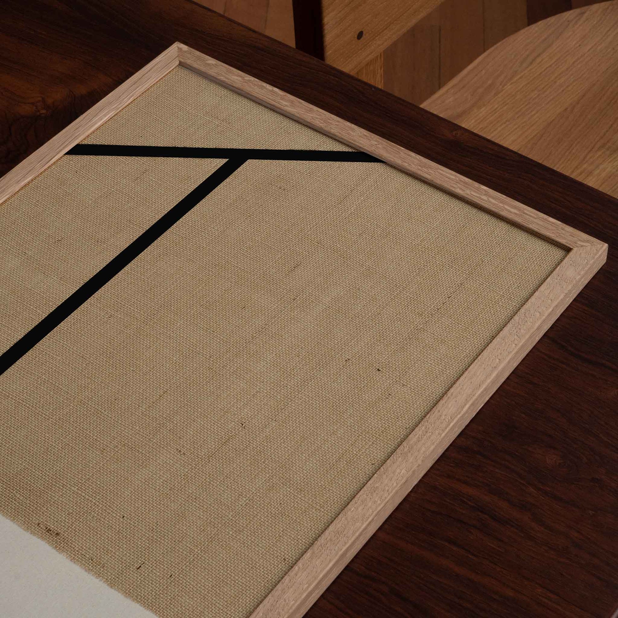 Atelier Cph（アトリエ・シーピーエイチ）は、デンマーク・コペンハーゲンを拠点とするデザインスタジオ兼アートブランドです。ミニマルで構築的なビジュアルを特徴とし、抽象アートやコラージュを中心としたアートポスターを多数手がけています。北欧デザインらしい洗練された感性とバランスの取れた構成美が魅力で、リビング、寝室、書斎、オフィスなど、あらゆる空間に調和と静けさをもたらします。幾何学的なモチーフを用いたアートは、ギャラリーウォールやモダンインテリアのアクセントにも最適。高品質な紙と印刷による仕上がりで、インテリアとしての完成度も高く評価されています。北欧アートポスター、現代アート、ミニマルデザイン、韓国インテリアなど、幅広いスタイルにマッチするスタイリッシュなアートを探している方におすすめです。