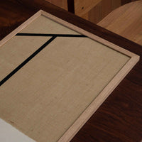 Atelier Cph（アトリエ・シーピーエイチ）は、デンマーク・コペンハーゲンを拠点とするデザインスタジオ兼アートブランドです。ミニマルで構築的なビジュアルを特徴とし、抽象アートやコラージュを中心としたアートポスターを多数手がけています。北欧デザインらしい洗練された感性とバランスの取れた構成美が魅力で、リビング、寝室、書斎、オフィスなど、あらゆる空間に調和と静けさをもたらします。幾何学的なモチーフを用いたアートは、ギャラリーウォールやモダンインテリアのアクセントにも最適。高品質な紙と印刷による仕上がりで、インテリアとしての完成度も高く評価されています。北欧アートポスター、現代アート、ミニマルデザイン、韓国インテリアなど、幅広いスタイルにマッチするスタイリッシュなアートを探している方におすすめです。