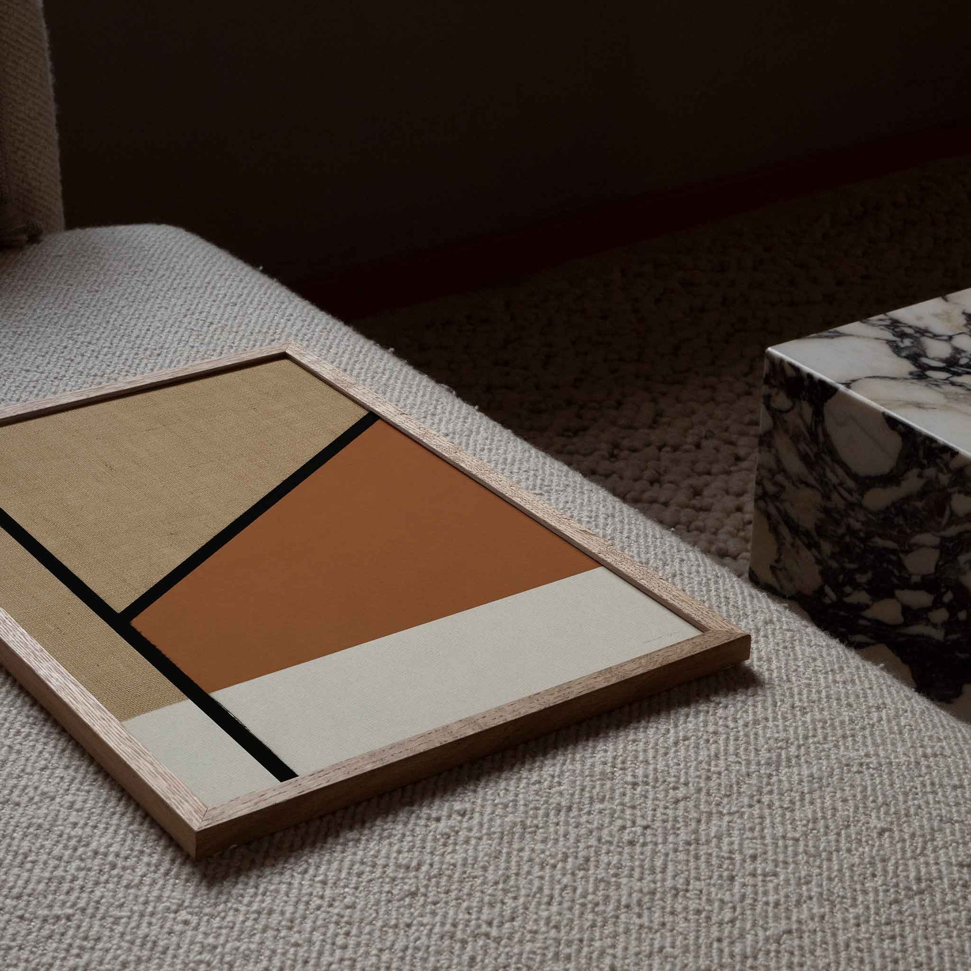 Atelier Cph（アトリエ・シーピーエイチ）は、デンマーク・コペンハーゲンを拠点とするデザインスタジオ兼アートブランドです。ミニマルで構築的なビジュアルを特徴とし、抽象アートやコラージュを中心としたアートポスターを多数手がけています。北欧デザインらしい洗練された感性とバランスの取れた構成美が魅力で、リビング、寝室、書斎、オフィスなど、あらゆる空間に調和と静けさをもたらします。幾何学的なモチーフを用いたアートは、ギャラリーウォールやモダンインテリアのアクセントにも最適。高品質な紙と印刷による仕上がりで、インテリアとしての完成度も高く評価されています。北欧アートポスター、現代アート、ミニマルデザイン、韓国インテリアなど、幅広いスタイルにマッチするスタイリッシュなアートを探している方におすすめです。