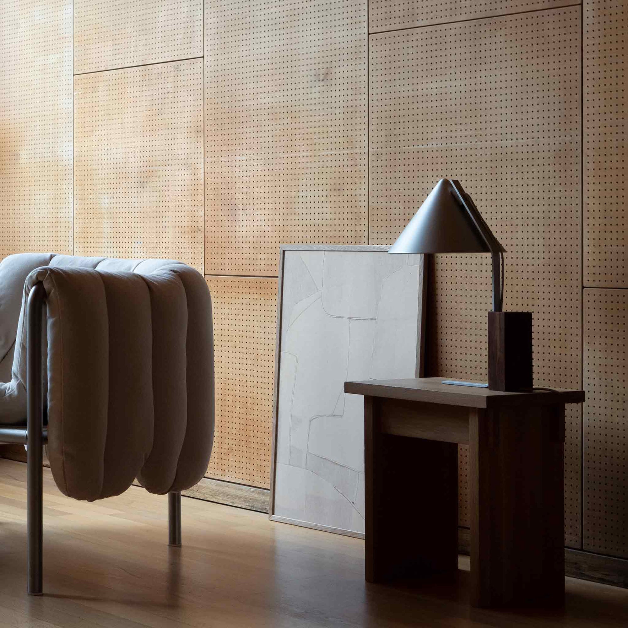 Atelier Cph（アトリエ・シーピーエイチ）は、デンマーク・コペンハーゲンを拠点とするデザインスタジオ兼アートブランドです。ミニマルで構築的なビジュアルを特徴とし、抽象アートやコラージュを中心としたアートポスターを多数手がけています。北欧デザインらしい洗練された感性とバランスの取れた構成美が魅力で、リビング、寝室、書斎、オフィスなど、あらゆる空間に調和と静けさをもたらします。幾何学的なモチーフを用いたアートは、ギャラリーウォールやモダンインテリアのアクセントにも最適。高品質な紙と印刷による仕上がりで、インテリアとしての完成度も高く評価されています。北欧アートポスター、現代アート、ミニマルデザイン、韓国インテリアなど、幅広いスタイルにマッチするスタイリッシュなアートを探している方におすすめです。