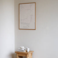 Atelier Cph（アトリエ・シーピーエイチ）は、デンマーク・コペンハーゲンを拠点とするデザインスタジオ兼アートブランドです。ミニマルで構築的なビジュアルを特徴とし、抽象アートやコラージュを中心としたアートポスターを多数手がけています。北欧デザインらしい洗練された感性とバランスの取れた構成美が魅力で、リビング、寝室、書斎、オフィスなど、あらゆる空間に調和と静けさをもたらします。幾何学的なモチーフを用いたアートは、ギャラリーウォールやモダンインテリアのアクセントにも最適。高品質な紙と印刷による仕上がりで、インテリアとしての完成度も高く評価されています。北欧アートポスター、現代アート、ミニマルデザイン、韓国インテリアなど、幅広いスタイルにマッチするスタイリッシュなアートを探している方におすすめです。