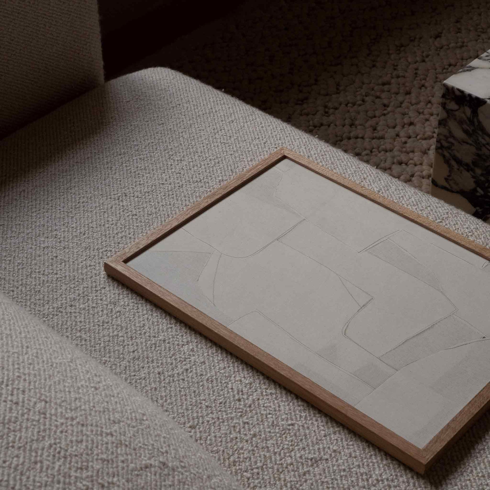 Atelier Cph（アトリエ・シーピーエイチ）は、デンマーク・コペンハーゲンを拠点とするデザインスタジオ兼アートブランドです。ミニマルで構築的なビジュアルを特徴とし、抽象アートやコラージュを中心としたアートポスターを多数手がけています。北欧デザインらしい洗練された感性とバランスの取れた構成美が魅力で、リビング、寝室、書斎、オフィスなど、あらゆる空間に調和と静けさをもたらします。幾何学的なモチーフを用いたアートは、ギャラリーウォールやモダンインテリアのアクセントにも最適。高品質な紙と印刷による仕上がりで、インテリアとしての完成度も高く評価されています。北欧アートポスター、現代アート、ミニマルデザイン、韓国インテリアなど、幅広いスタイルにマッチするスタイリッシュなアートを探している方におすすめです。