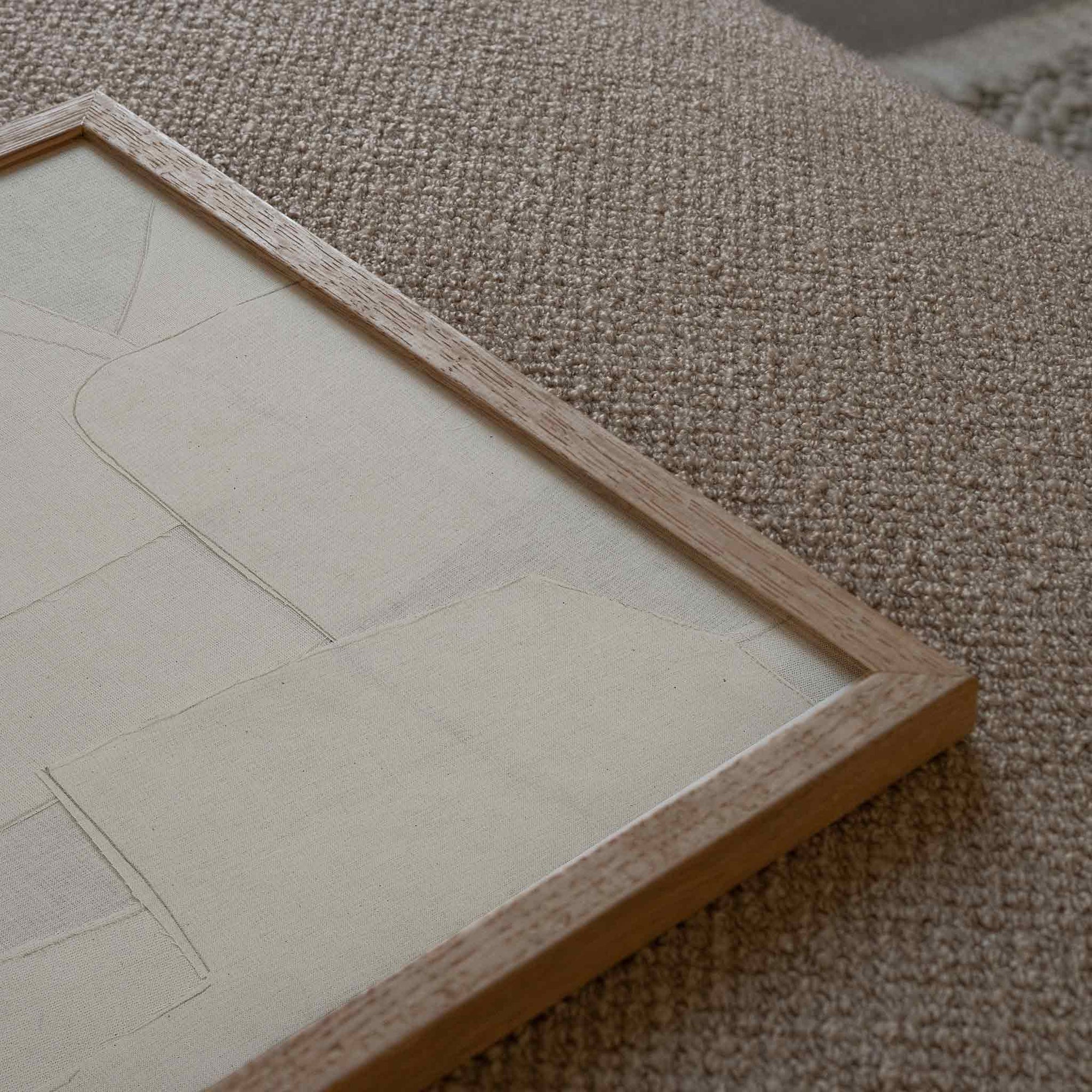 Atelier Cph（アトリエ・シーピーエイチ）は、デンマーク・コペンハーゲンを拠点とするデザインスタジオ兼アートブランドです。ミニマルで構築的なビジュアルを特徴とし、抽象アートやコラージュを中心としたアートポスターを多数手がけています。北欧デザインらしい洗練された感性とバランスの取れた構成美が魅力で、リビング、寝室、書斎、オフィスなど、あらゆる空間に調和と静けさをもたらします。幾何学的なモチーフを用いたアートは、ギャラリーウォールやモダンインテリアのアクセントにも最適。高品質な紙と印刷による仕上がりで、インテリアとしての完成度も高く評価されています。北欧アートポスター、現代アート、ミニマルデザイン、韓国インテリアなど、幅広いスタイルにマッチするスタイリッシュなアートを探している方におすすめです。