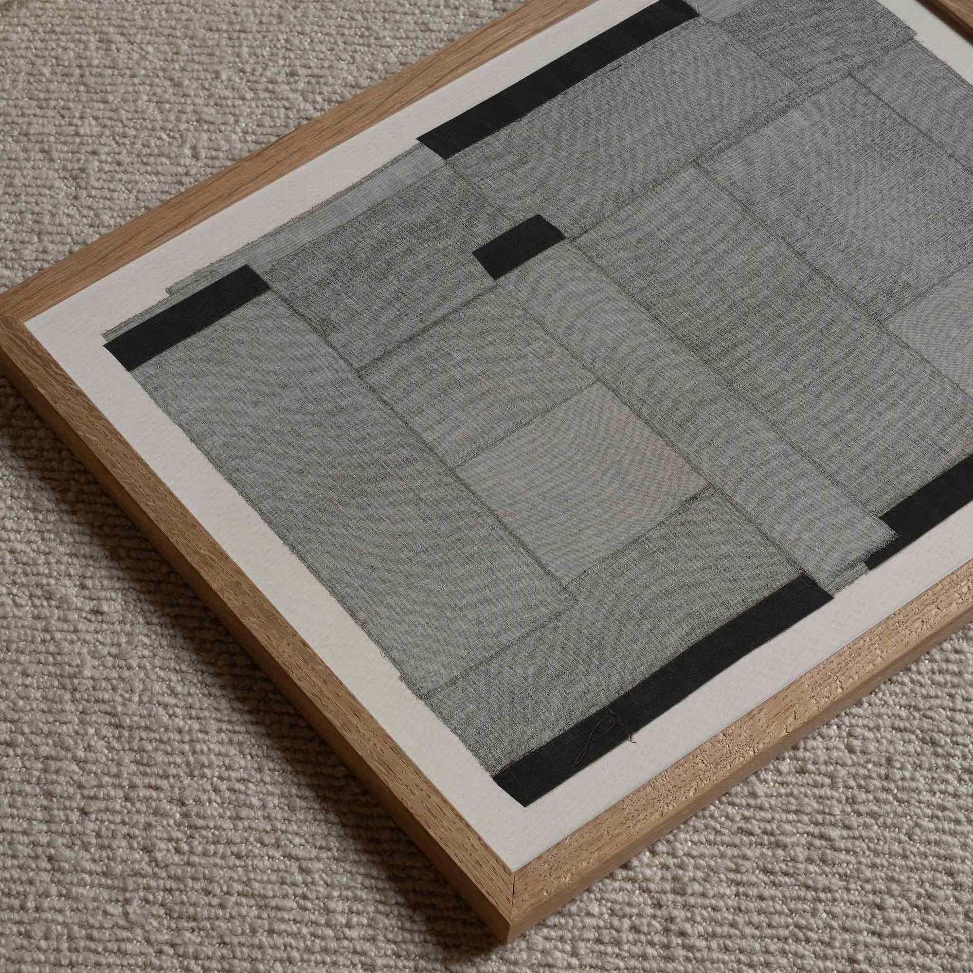 Atelier Cph（アトリエ・シーピーエイチ）は、デンマーク・コペンハーゲンを拠点とするデザインスタジオ兼アートブランドです。ミニマルで構築的なビジュアルを特徴とし、抽象アートやコラージュを中心としたアートポスターを多数手がけています。北欧デザインらしい洗練された感性とバランスの取れた構成美が魅力で、リビング、寝室、書斎、オフィスなど、あらゆる空間に調和と静けさをもたらします。幾何学的なモチーフを用いたアートは、ギャラリーウォールやモダンインテリアのアクセントにも最適。高品質な紙と印刷による仕上がりで、インテリアとしての完成度も高く評価されています。北欧アートポスター、現代アート、ミニマルデザイン、韓国インテリアなど、幅広いスタイルにマッチするスタイリッシュなアートを探している方におすすめです。