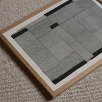 Atelier Cph（アトリエ・シーピーエイチ）は、デンマーク・コペンハーゲンを拠点とするデザインスタジオ兼アートブランドです。ミニマルで構築的なビジュアルを特徴とし、抽象アートやコラージュを中心としたアートポスターを多数手がけています。北欧デザインらしい洗練された感性とバランスの取れた構成美が魅力で、リビング、寝室、書斎、オフィスなど、あらゆる空間に調和と静けさをもたらします。幾何学的なモチーフを用いたアートは、ギャラリーウォールやモダンインテリアのアクセントにも最適。高品質な紙と印刷による仕上がりで、インテリアとしての完成度も高く評価されています。北欧アートポスター、現代アート、ミニマルデザイン、韓国インテリアなど、幅広いスタイルにマッチするスタイリッシュなアートを探している方におすすめです。