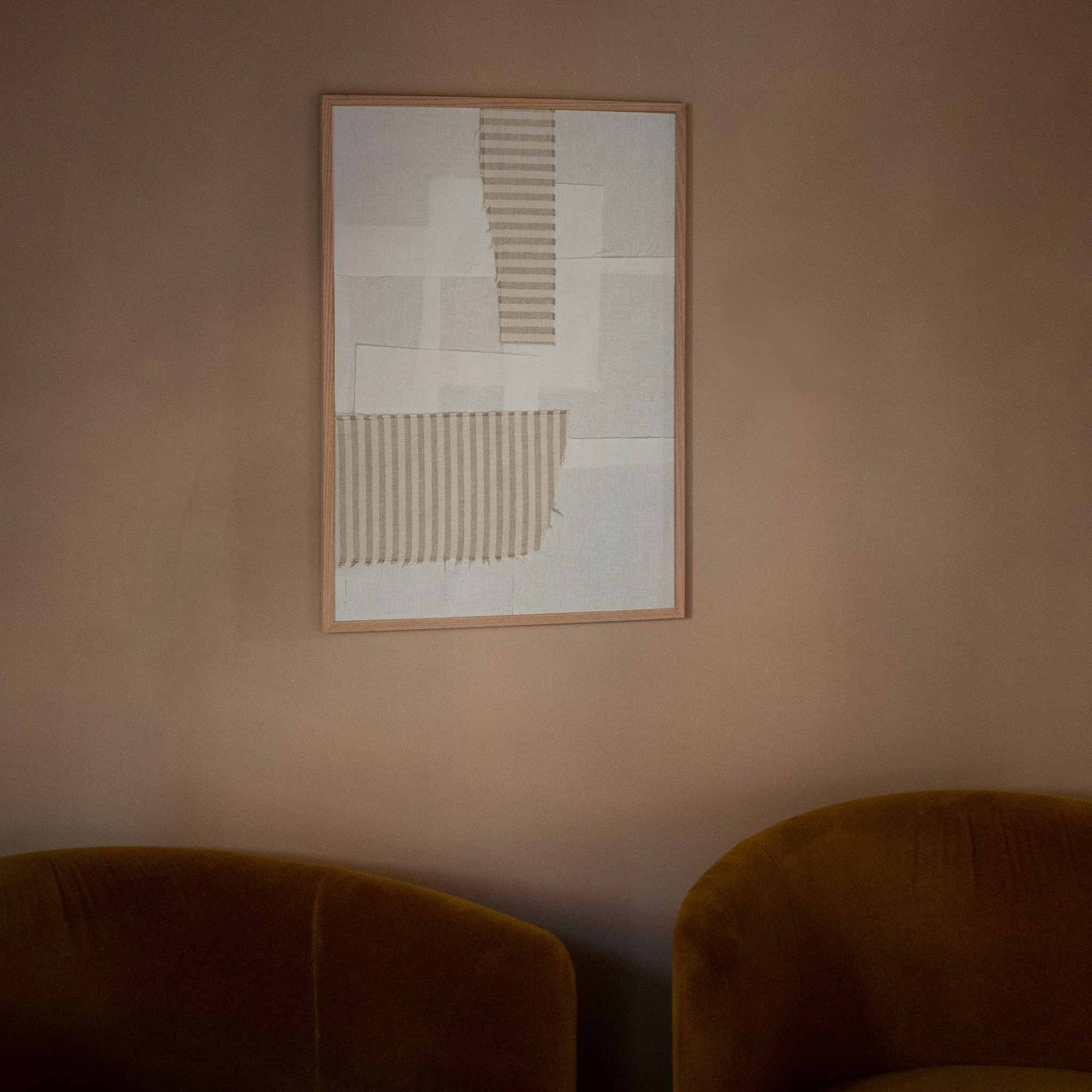 Atelier Cph（アトリエ・シーピーエイチ）は、デンマーク・コペンハーゲンを拠点とするデザインスタジオ兼アートブランドです。ミニマルで構築的なビジュアルを特徴とし、抽象アートやコラージュを中心としたアートポスターを多数手がけています。北欧デザインらしい洗練された感性とバランスの取れた構成美が魅力で、リビング、寝室、書斎、オフィスなど、あらゆる空間に調和と静けさをもたらします。幾何学的なモチーフを用いたアートは、ギャラリーウォールやモダンインテリアのアクセントにも最適。高品質な紙と印刷による仕上がりで、インテリアとしての完成度も高く評価されています。北欧アートポスター、現代アート、ミニマルデザイン、韓国インテリアなど、幅広いスタイルにマッチするスタイリッシュなアートを探している方におすすめです。