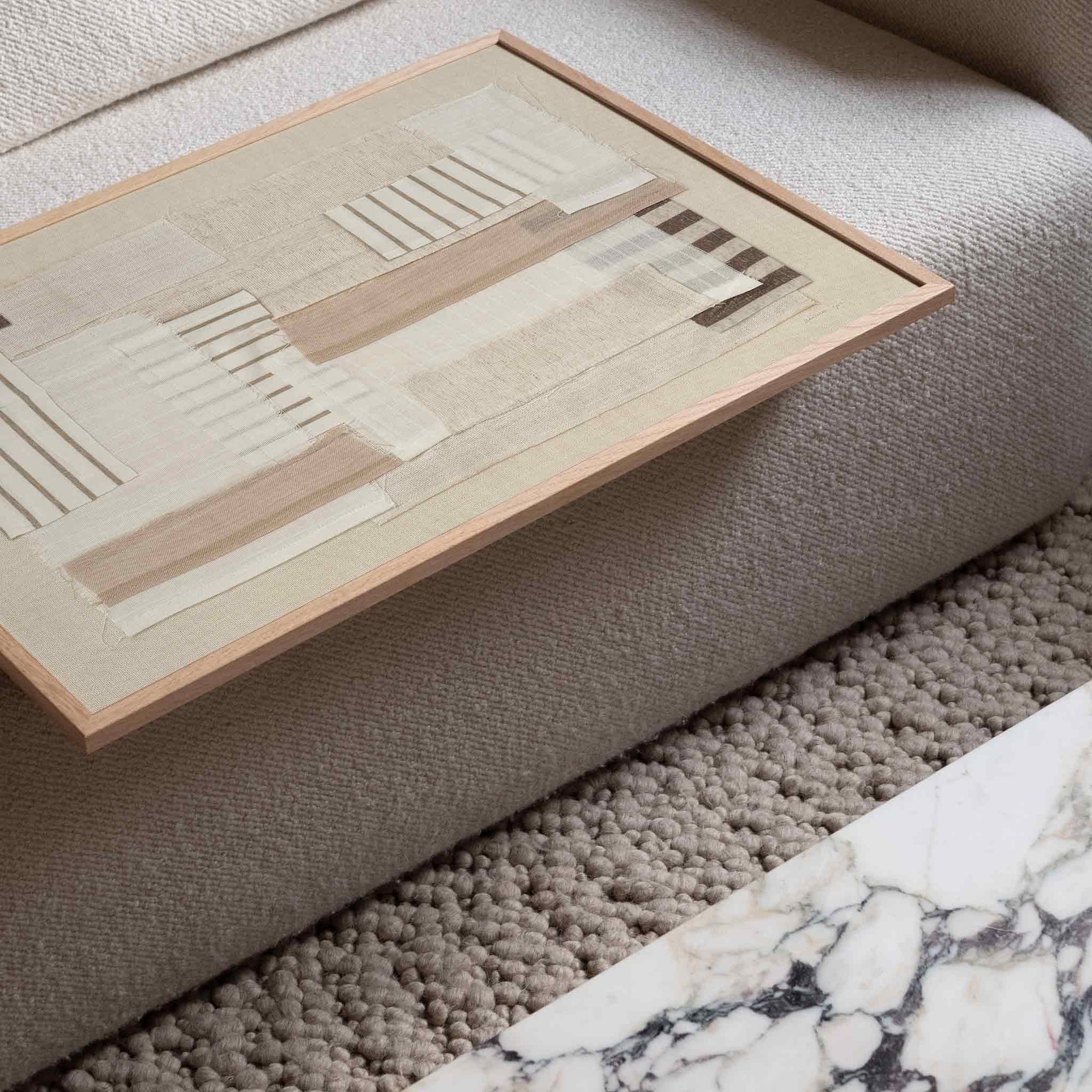 Atelier Cph（アトリエ・シーピーエイチ）は、デンマーク・コペンハーゲンを拠点とするデザインスタジオ兼アートブランドです。ミニマルで構築的なビジュアルを特徴とし、抽象アートやコラージュを中心としたアートポスターを多数手がけています。北欧デザインらしい洗練された感性とバランスの取れた構成美が魅力で、リビング、寝室、書斎、オフィスなど、あらゆる空間に調和と静けさをもたらします。幾何学的なモチーフを用いたアートは、ギャラリーウォールやモダンインテリアのアクセントにも最適。高品質な紙と印刷による仕上がりで、インテリアとしての完成度も高く評価されています。北欧アートポスター、現代アート、ミニマルデザイン、韓国インテリアなど、幅広いスタイルにマッチするスタイリッシュなアートを探している方におすすめです。