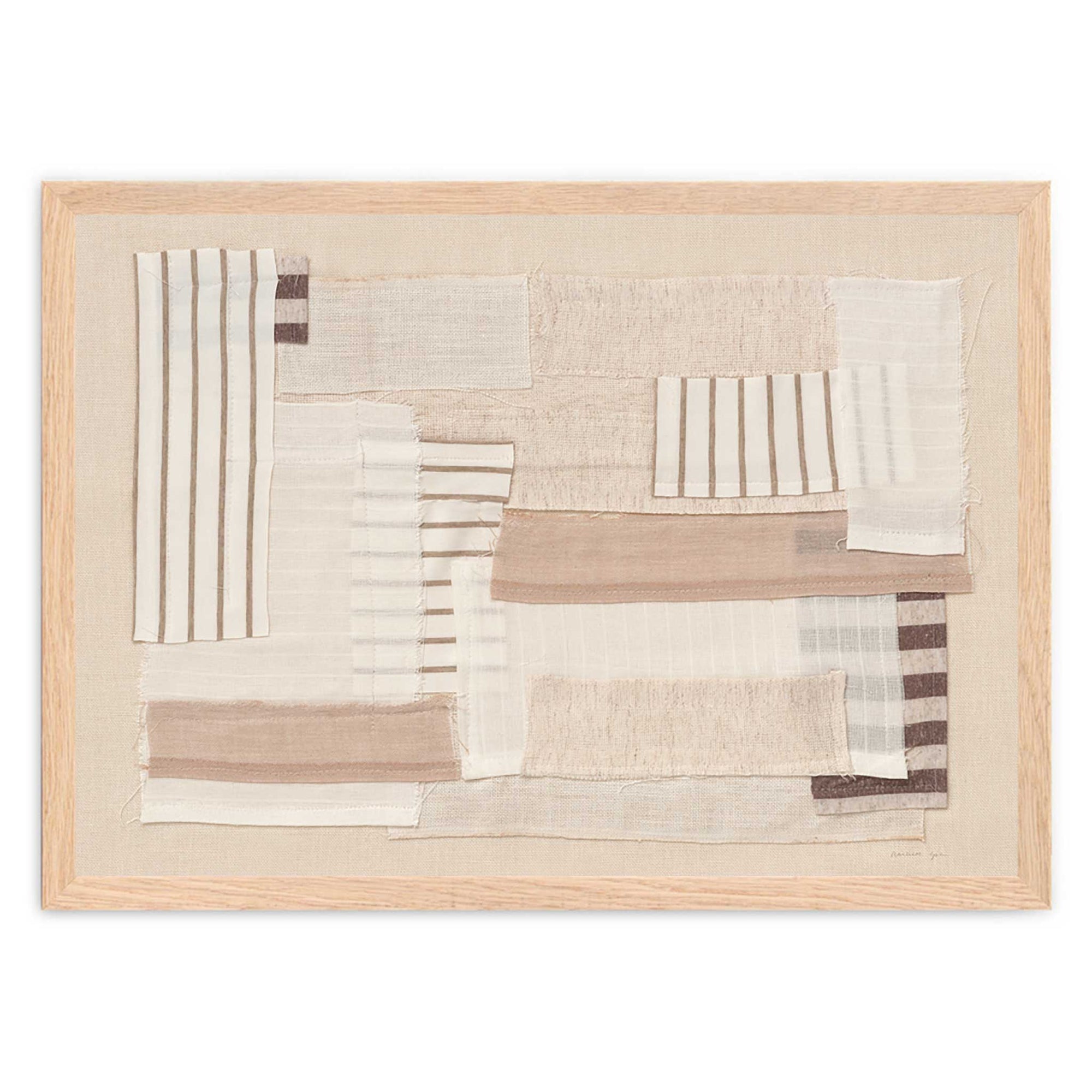 Atelier Cph（アトリエ・シーピーエイチ）は、デンマーク・コペンハーゲンを拠点とするデザインスタジオ兼アートブランドです。ミニマルで構築的なビジュアルを特徴とし、抽象アートやコラージュを中心としたアートポスターを多数手がけています。北欧デザインらしい洗練された感性とバランスの取れた構成美が魅力で、リビング、寝室、書斎、オフィスなど、あらゆる空間に調和と静けさをもたらします。幾何学的なモチーフを用いたアートは、ギャラリーウォールやモダンインテリアのアクセントにも最適。高品質な紙と印刷による仕上がりで、インテリアとしての完成度も高く評価されています。北欧アートポスター、現代アート、ミニマルデザイン、韓国インテリアなど、幅広いスタイルにマッチするスタイリッシュなアートを探している方におすすめです。