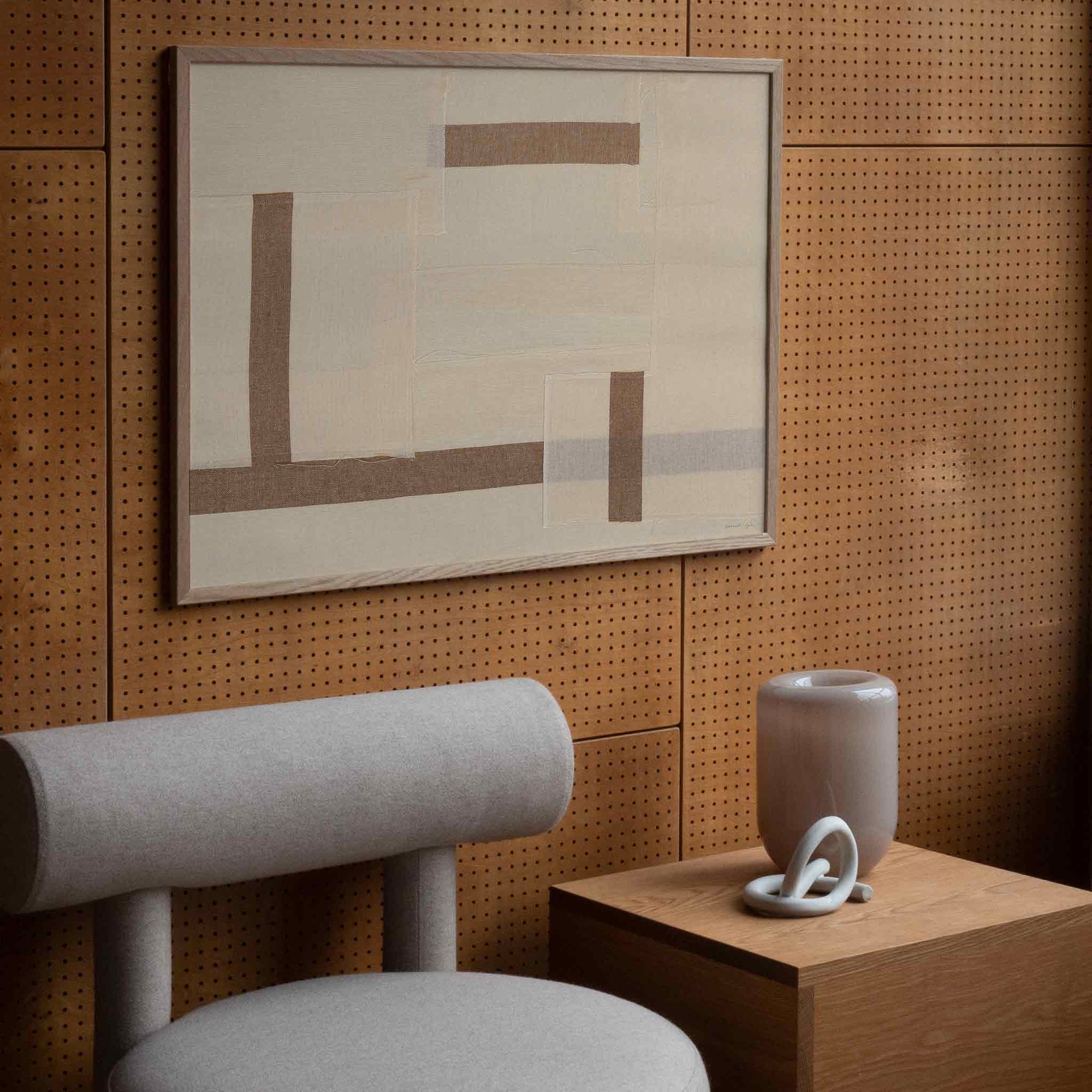 Atelier Cph（アトリエ・シーピーエイチ）は、デンマーク・コペンハーゲンを拠点とするデザインスタジオ兼アートブランドです。ミニマルで構築的なビジュアルを特徴とし、抽象アートやコラージュを中心としたアートポスターを多数手がけています。北欧デザインらしい洗練された感性とバランスの取れた構成美が魅力で、リビング、寝室、書斎、オフィスなど、あらゆる空間に調和と静けさをもたらします。幾何学的なモチーフを用いたアートは、ギャラリーウォールやモダンインテリアのアクセントにも最適。高品質な紙と印刷による仕上がりで、インテリアとしての完成度も高く評価されています。北欧アートポスター、現代アート、ミニマルデザイン、韓国インテリアなど、幅広いスタイルにマッチするスタイリッシュなアートを探している方におすすめです。