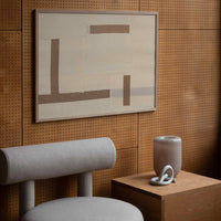 Atelier Cph（アトリエ・シーピーエイチ）は、デンマーク・コペンハーゲンを拠点とするデザインスタジオ兼アートブランドです。ミニマルで構築的なビジュアルを特徴とし、抽象アートやコラージュを中心としたアートポスターを多数手がけています。北欧デザインらしい洗練された感性とバランスの取れた構成美が魅力で、リビング、寝室、書斎、オフィスなど、あらゆる空間に調和と静けさをもたらします。幾何学的なモチーフを用いたアートは、ギャラリーウォールやモダンインテリアのアクセントにも最適。高品質な紙と印刷による仕上がりで、インテリアとしての完成度も高く評価されています。北欧アートポスター、現代アート、ミニマルデザイン、韓国インテリアなど、幅広いスタイルにマッチするスタイリッシュなアートを探している方におすすめです。