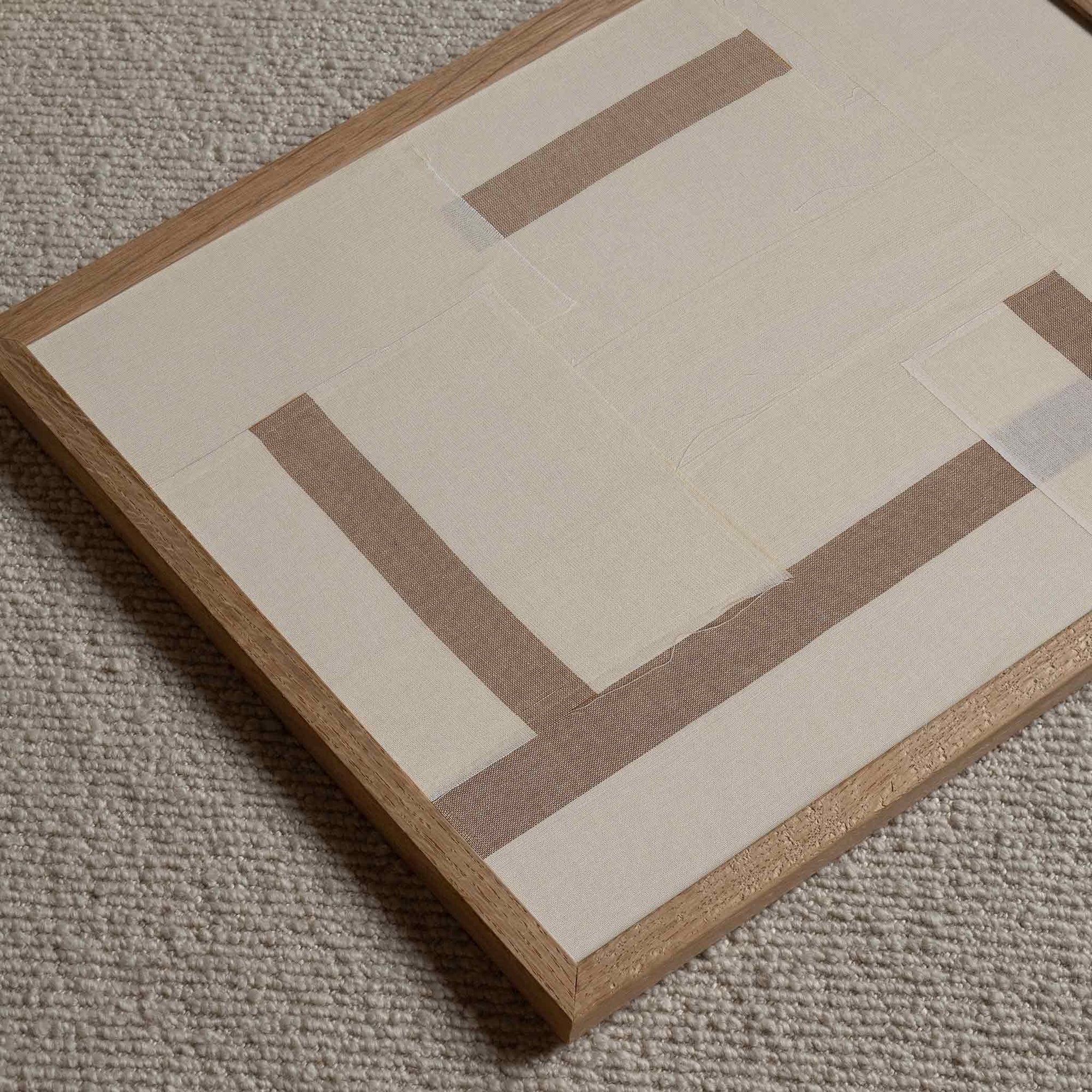 Atelier Cph（アトリエ・シーピーエイチ）は、デンマーク・コペンハーゲンを拠点とするデザインスタジオ兼アートブランドです。ミニマルで構築的なビジュアルを特徴とし、抽象アートやコラージュを中心としたアートポスターを多数手がけています。北欧デザインらしい洗練された感性とバランスの取れた構成美が魅力で、リビング、寝室、書斎、オフィスなど、あらゆる空間に調和と静けさをもたらします。幾何学的なモチーフを用いたアートは、ギャラリーウォールやモダンインテリアのアクセントにも最適。高品質な紙と印刷による仕上がりで、インテリアとしての完成度も高く評価されています。北欧アートポスター、現代アート、ミニマルデザイン、韓国インテリアなど、幅広いスタイルにマッチするスタイリッシュなアートを探している方におすすめです。