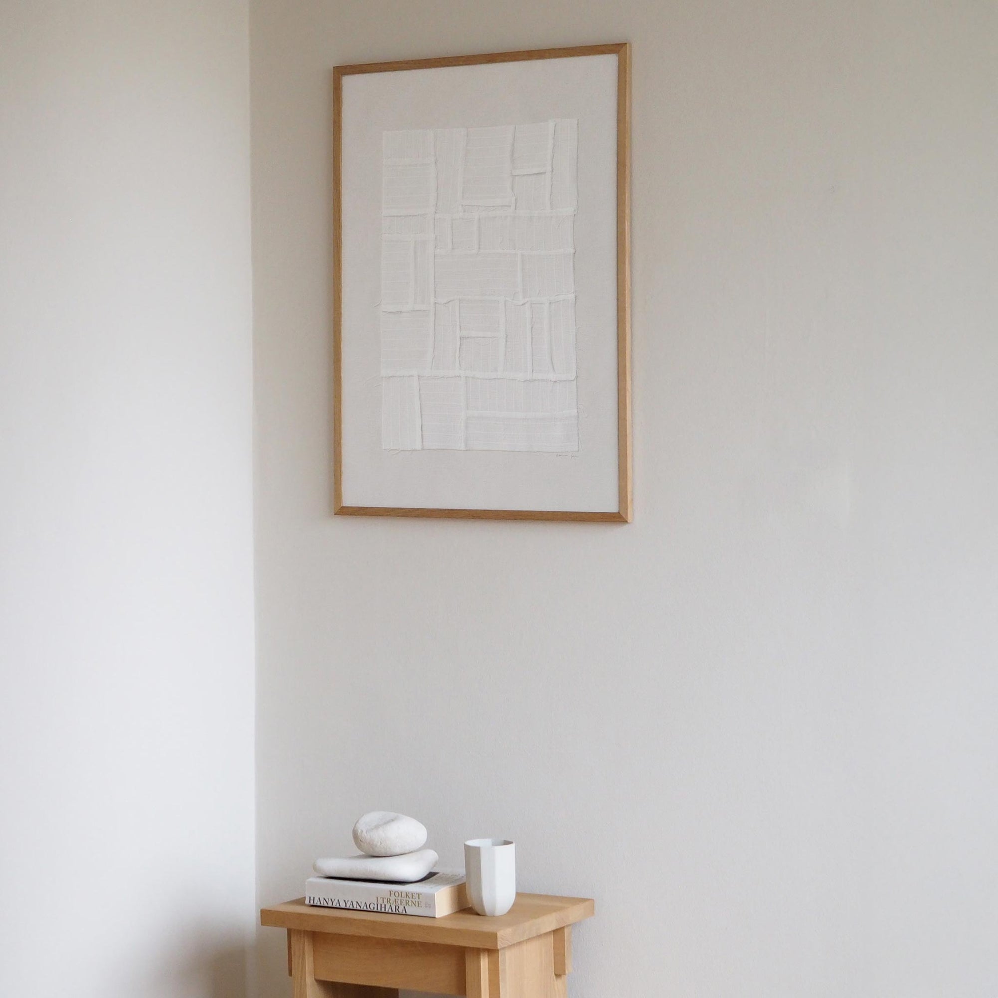 Atelier Cph（アトリエ・シーピーエイチ）は、デンマーク・コペンハーゲンを拠点とするデザインスタジオ兼アートブランドです。ミニマルで構築的なビジュアルを特徴とし、抽象アートやコラージュを中心としたアートポスターを多数手がけています。北欧デザインらしい洗練された感性とバランスの取れた構成美が魅力で、リビング、寝室、書斎、オフィスなど、あらゆる空間に調和と静けさをもたらします。幾何学的なモチーフを用いたアートは、ギャラリーウォールやモダンインテリアのアクセントにも最適。高品質な紙と印刷による仕上がりで、インテリアとしての完成度も高く評価されています。北欧アートポスター、現代アート、ミニマルデザイン、韓国インテリアなど、幅広いスタイルにマッチするスタイリッシュなアートを探している方におすすめです。