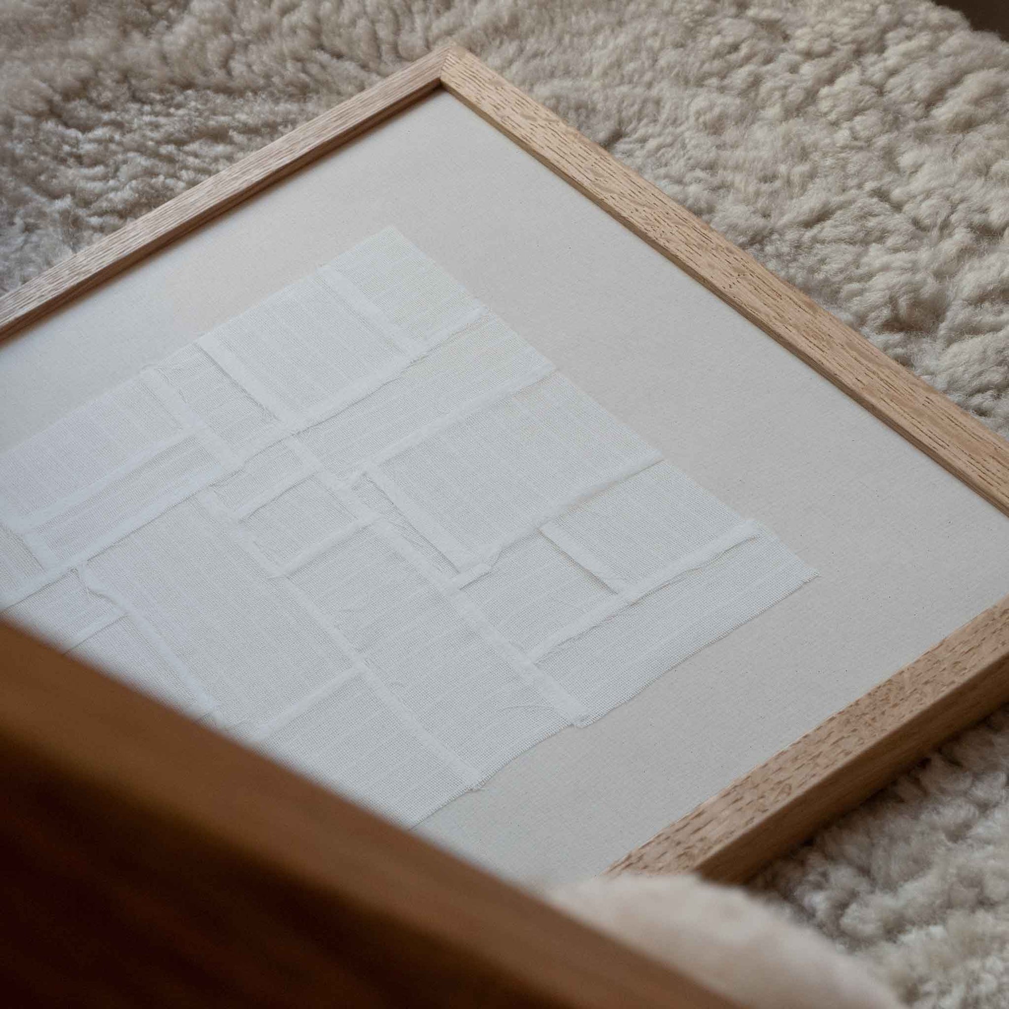 Atelier Cph（アトリエ・シーピーエイチ）は、デンマーク・コペンハーゲンを拠点とするデザインスタジオ兼アートブランドです。ミニマルで構築的なビジュアルを特徴とし、抽象アートやコラージュを中心としたアートポスターを多数手がけています。北欧デザインらしい洗練された感性とバランスの取れた構成美が魅力で、リビング、寝室、書斎、オフィスなど、あらゆる空間に調和と静けさをもたらします。幾何学的なモチーフを用いたアートは、ギャラリーウォールやモダンインテリアのアクセントにも最適。高品質な紙と印刷による仕上がりで、インテリアとしての完成度も高く評価されています。北欧アートポスター、現代アート、ミニマルデザイン、韓国インテリアなど、幅広いスタイルにマッチするスタイリッシュなアートを探している方におすすめです。