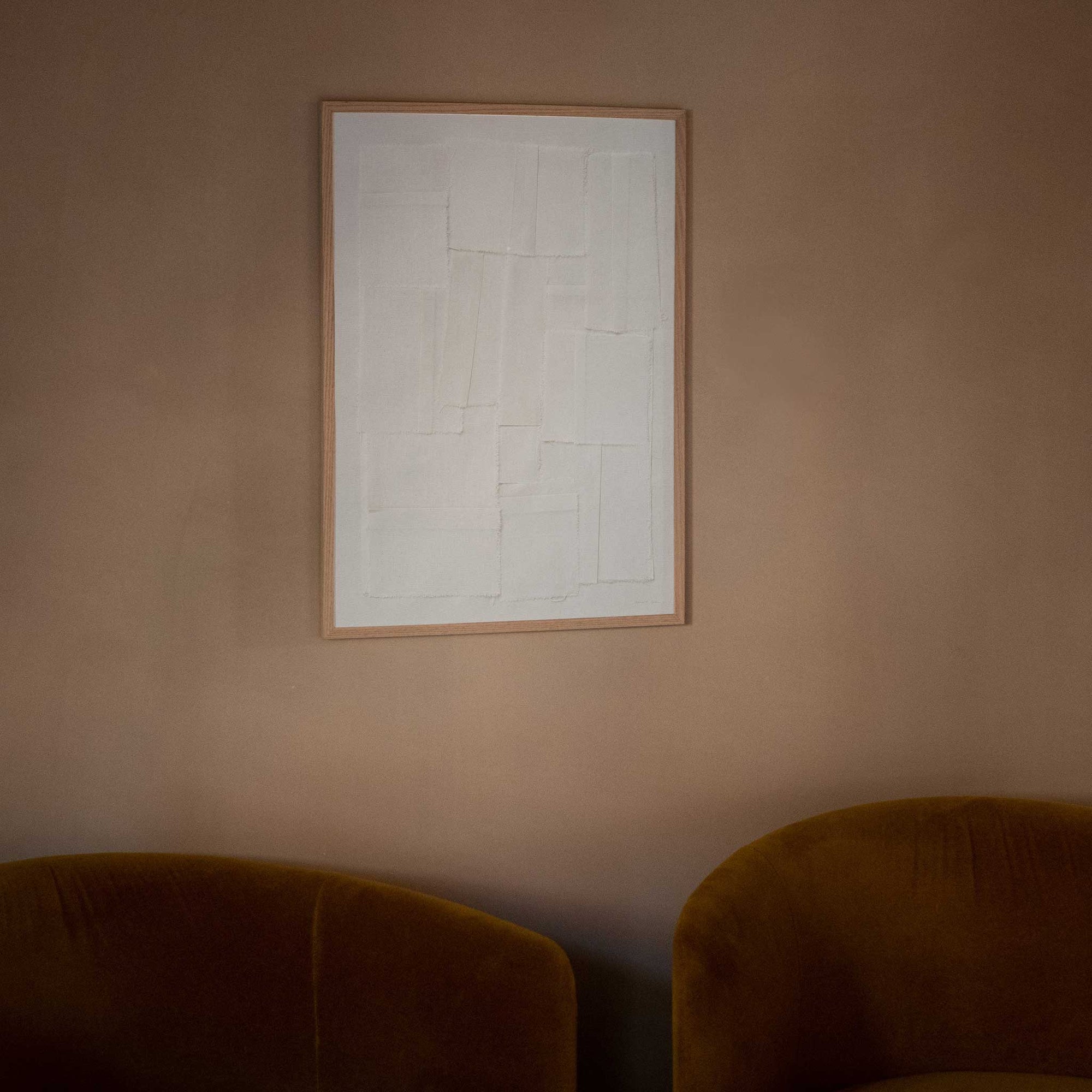 Atelier Cph（アトリエ・シーピーエイチ）は、デンマーク・コペンハーゲンを拠点とするデザインスタジオ兼アートブランドです。ミニマルで構築的なビジュアルを特徴とし、抽象アートやコラージュを中心としたアートポスターを多数手がけています。北欧デザインらしい洗練された感性とバランスの取れた構成美が魅力で、リビング、寝室、書斎、オフィスなど、あらゆる空間に調和と静けさをもたらします。幾何学的なモチーフを用いたアートは、ギャラリーウォールやモダンインテリアのアクセントにも最適。高品質な紙と印刷による仕上がりで、インテリアとしての完成度も高く評価されています。北欧アートポスター、現代アート、ミニマルデザイン、韓国インテリアなど、幅広いスタイルにマッチするスタイリッシュなアートを探している方におすすめです。